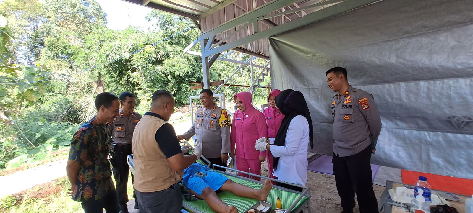 instruksi.co.id,Bandar Lampung – Puluhan anak di kecamatan Kemiling, Bandar Lampung mengikuti khitanan massal yang digelar di Taman Betung, Kecamatan Kemiling, Bandar Lampung, Minggu (30/6/2024). Kegiatan ini digagas oleh Polresta Bandar Lampung bekerja sama Taman Wisata Betung, dilakukan dalam rangka menyambut Hari Bhayangkara Ke 78. Waka Polresta Bandar Lampung AKBP Erwin Irawan, S.I.K., tampak hadir meninjau kegiatan ini, dengan didampingi oleh Kapolsek Kemiling Iptu Sutomo. Dari pagi hari, terlihat para orang tua datang mengantarkan anak anaknya yang akan melakukan sunat. Waka Polresta Bandar Lampung AKBP Erwin Irawan mengatakan bahwa khitanan massal ini diselenggarakan, dalam rangka menyambut Hari Bhyangkara Ke 78. “Pagi hari ini, saya mewakili bapak Kapolresta Bandar Lampung, hadir di tempat ini, guna melihat langsung kegiatan khitanan massal Hari Bhayangkara Ke 78” Kata Waka Polresta Bandar Lampung AKBP Erwin Irawan. Erwin menambahkan bahwa, kegiatan ini juga bertujuan sebagai upaya Kepolisian dalam menjalin kedekatan dengan masyarakat dan juga bentuk kepedulian. “Masyarakat saya lihat sangat antusias ya, ada sekitar 70 anak yang ikut dari data yang kami himpun” ungkap AKBP Erwin Irawan. Sejumlah orang tua yang mengantar anaknya untuk mengikuti sunatan massal, menyampaikan ucapan terima kasih dan apresiasi kepada Polresta Bandar Lampung, dengan diselenggarakannya kegiatan ini. “Tentunya kami sangat bersyukur, ini sangat membantu dan bermanfaat bagi kami, semoga kedepan bisa dilaksanakan kembali” kata salah satu orang tua yang hadir. Usai melakukan sunat, anak anak juga mendapatkan bingkisan dari Polresta Bandar Lampung.(Suhartono/rls)