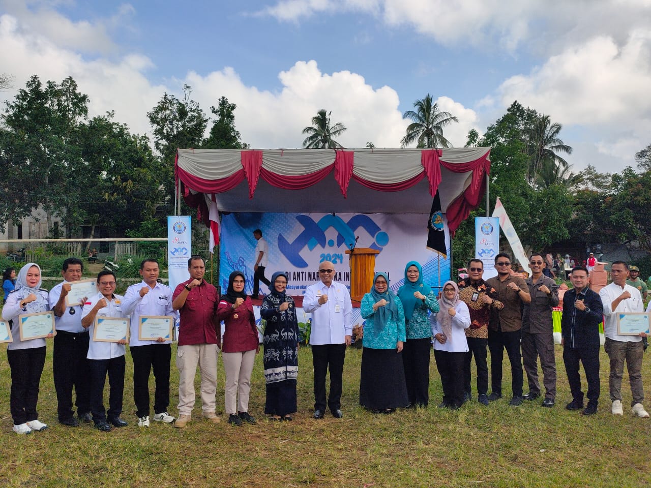 instruksi.co.id, Tanggamus - Badan Narkotika Nasional (BNN) Kabupaten Tanggamus , menyelenggarakan Hari Anti Narkotika Nasional " The Evidence is Clear Invest In Problem" masyarakat Bergerak Bersama Melawan Narkoba Mewujudkan Indonesia Bersinar (Bersih Narkoba) bekerja sama dengan pekon Landsbaw Tasyakuran Hari Ulang Tahun ke 18 Pekon Landsbaw Tahun 2024. Acara berlangsung di Lapangan Pekon Landsbaw Kecamatan Gisting, Kamis (27/6/2024) Hadir Sekretaris Daerah Drs. Hamid Heriansyah Lubis mewakili Pj bupati Tanggamus , Kepala BNN Kabupaten Tanggamus Diani Indramaya ,S.Pd., M. Si. Asisten Bidang Pemerintahan Suaidi, Kepala Organisasi Perangkat Daerah terkait, Ketua TP PKK Kabupaten drg. Hellen Veranica Mulyadi, Dharmawanita. dari Kejari Tanggamus , Polres Tanggamus , Lapas Kotaagung, Ketua PCNU Tanggamus KH. Samsul Hadi , Kepala Pekon Landsbaw, Camat Gisting, para kepala Pekon se kec. Gisting, dan jajaran BNN Kabupaten Tanggamus. Sambutan Pj. Bupati Tanggamus yang disampaikan oleh Sekretaris Daerah Drs. Hamid Heriansyah Lubis, mengatakan Hari Anti Narkotika International diperingati oleh Negara-Negara di dunia pada tanggal 26 Juni setiap tahunnya, dimaksudkan untuk memperkuat aksi dan kerjasama dalam mencapai dunia yang bebas dari penyalahgunaan dan peredaran gelap narkotika. Presiden RI telah mengeluarkan Instruksi Presiden No 2 Tahun 2020 tentang Rencana Aksi Nasional Pencegahan dan Pemberantasan Penyalahgunaan dan Peredaran Gelap Narkotika (P4GN) Tahun 2020-2024 pada tanggal 28 Februari 2020 yang ditujukan kepada seluruh jajaran Pemerintah pusat maupun daerah. Pemerintah Kabupaten Tanggamus telah menetapkan melalui SK Bupati Tanggamus Nomor B.27/45/08/2021 tanggal 04 Januari 2021 tentang Pembentukan Tim Terpadu P4GN Kabupaten Tanggamus Tahun 2021-2024. Kita juga telah melaksanakan program kegiatan pencegahan penyalahgunaan narkotika, salah satunya yaitu dengan beberapa kali melaksanakan test urin kepada aparatur Pemkab Tanggamus (secara total telah melakukan test urin kepada ± 1.068 ASN), terangnya. Ia menambahkan, BNN juga telah meluncurkan website aduan narkoba.bnn.go.id. aduan narkoba ini merupakan aplikasi BNN yang menangani layanan aduan masyarakat kepada BNN apabila ada yang mengetahui penyalahgunaan narkotika dilingkungannya agar bisa dilaporkan. Saya merasa bangga BNN Tanggamus pada tahun 2024 ini memberikan SK Desa Bersinar (Bebas Bersih Narkoba) kepada 2 Pekon di Kabupaten Tanggamus yaitu Pekon Landbaw Kec. Gisting dan Pekon Tegal Binangun Kec. Sumberejo, semoga menjadi percontohan bagi Pekon dan Kelurahan lain di dalam upaya pemberantasan penyalahgunaan narkoba. Sekdakab juga berharap selain menjadi bagian dari melawan peredaran narkoba dan berbagai tindakan yang dapat mengganggu kondusifitas dan keamanan daerah, adanya pemberian SK dan Pencanangan Desa Bersinar juga merupakan langkah untuk merekatkan persatuan masyarakat dalam rangka membangun Pekon-nya, Ujarnya". Kepala BNN Kabupaten Tanggamus Diani Indramaya, S.Pd. M. Si., dalam sambutannya mengatakana survei Badan Narkotika Nasional Republik Indonesia bekerjasama dengan badan riset dan inovasi nasional (BRIN) dan badan pusat statistik (BPS) yang dirilis pada tahun 2023 menunjukkan prevalensi penyalahgunaan narkotika di Indonesia sebesar 1,73% atau setara dengan 3,33 juta jiwa. Hal ini menunjukkan penurunan dari survey sebelumnya pada tahun 2021 sebesar 1,95 % atau 3,66 juta jiwa. Penurunan ini terjadi semata karena peran aktifseluruh elemenbaik masyarakat pemerintah pendidikan dan pihak swasta dalamprogram P4GN. Presiden RI Jokowi Widodo telah menyatakan bahwa Indonesia berada dalam situasi "Darurat Narkotika" dan menyerukan perang besar terhadap segala bentuk kejahatan Narkotika. Presidan RI Telah mengeluarkan Instruksi Presiden No 2 tahun2020 tentang rencana aksi Nasional pencegahan dan pemberantasan penyalahgunaan dan peredaran gelap Narkotika (P4GN) tahun 2020-2024 yang ditujukan kepada seluruh jajaran pemerintah baik pemerintah pusat maupun pemerintah daerah. Hal ini menjadi awal keseriusan negara dalam menghadapi ancaman. Kejahatan narkotika.seluuruh komponen bangsa dan masyarakat wajib berperan aktif dalam menyikapi kondisi " Indonesia Darurat Narkotika". Tingginya angka prevalensi penyalahgunaan narkotika pada generasi muda diantisipasi dengan pelaksanaan program kegiatan pencegahan yang ditujukan untuk penguatan ketahanan diri remaja dan ketahanan keluarga sebagai unit terkecil dalam masyarakat. Sejak tahun 2020 sampai dengan Mei 2024 telah terbentuk 12 desa bersinar yang merupakan integrasi kegiatan dari bidang pencegahan pemberdayaan masyarakat rehabilitasi dan pemberantasan. Pemerintah Daerah Kabupaten Tanggamus sudah memiliki komitmen dalam P4GN. Hak ini dibuktikan dengan regulasi yang sudah ada diantaranya peraturan daerah No 4tahun 2017 tentang pencegahan dan pemberantasan penyalahgunaan dan peredaran gelap narkotika dan penanggulangan HIV/AIDS. Kemudian peraturan bupati Nomor 19 tahun 2021 tentang petunjuk teknis pelaksanaan perda nomor 04 tahun 2017, dan Keputusan Bupati Tanggamus Nomor: B.27/45/08/2021 tentang pembentukan tim terpadu P4GN Kabupaten Tanggamus tahun 2021- 2024, Ungkapnya. Disela kegiatan diserahkan juga surat keputusan bupati Tanggamus tentang penetapan pekon bersih narkoba kabupaten Tanggamus tahun 2024 dan penyerahan piagam penghargaan pencegahan dan pemberantasan penyalahgunaan dan peredaran gelap narkotika kepada pekon kelurahan desa bersinar di Kabupaten Tanggamus. (Teddi/rls)