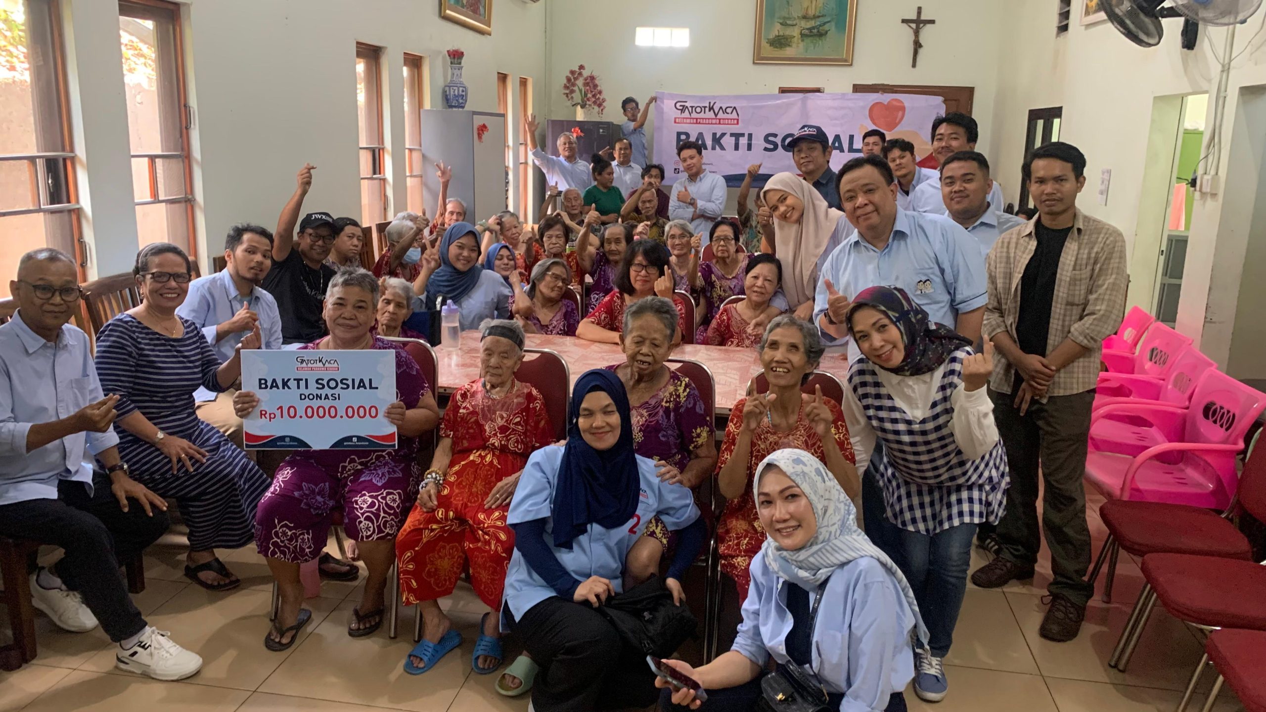 instruksi.co.id, Jakarta, 26 Juni 2024 - Program Bakti Sosial (Baksos) Relan Gatotkaca memulai rangkaian kegiatan sosialnya dengan mengunjungi Rumah Lansia Yayasan Atmabrata di Cilincing, Jakarta Utara. Program ini yang direncanakan akan dilaksanakan setiap bulan sekali di DKI Jakarta dan sekitarnya, merupakan bagian dari upaya Gatotkaca untuk memberikan bantuan kepada masyarakat yang membutuhkan. Hari ini, Tim Relawan Gatotkaca memberikan berbagai bantuan kepada penghuni Yayasan Atmabrata, termasuk sembako beras, mie instan, minyak goreng , beberapa unit AC dan kipas angin, serta donasi uang tunai sebesar 10 juta rupiah. Bantuan-bantuan ini diserahkan langsung kepada Ketua yayasan Atmabrata Bruder Petrus Partono, oleh tim Gatotkaca. Sinar Shinta, Sekretaris Jenderal Gatotkaca, menjelaskan bahwa dana untuk kegiatan Baksos ini berasal dari hasil penjualan lelang karya yang dihasilkan dari lomba desain Gemoy, Bocil, dan Bibby the Cat yang diselenggarakan oleh Relawan Gatotkaca selama masa kampanye. "Kami sangat berharap bantuan ini dapat memberikan manfaat yang besar bagi para lansia yang tinggal di Yayasan Atmabrata, terutama mereka yang tidak memiliki keluarga. Yayasan Atmabrata memberikan tempat perlindungan bagi lansia yang membutuhkan," ujar Sinar Shinta. Cipno, Ketua Pelaksana Baksos, menambahkan, "Kami melihat betapa pentingnya perhatian dan bantuan untuk mereka yang kurang beruntung, seperti para lansia di Yayasan Atmabrata. Melalui program Baksos ini, kami ingin menunjukkan bahwa mereka tidak sendirian dan masih ada yang peduli dengan kondisi mereka. Semoga bantuan ini dapat meringankan beban mereka." Yayasan Atmabrata, yang berlokasi di Jl. Cilincing Kelapa No.42, Rt.03/Rw.03, Cilincing, Jakarta Utara, berfungsi sebagai panti jompo bagi lansia yang terlantar dan tidak memiliki keluarga. Kegiatan Baksos Gatotkaca ini diharapkan dapat berlanjut secara berkelanjutan dan memberikan manfaat yang signifikan bagi masyarakat yang membutuhkan, tidak hanya di Cilincing tetapi juga di berbagai lokasi lain di DKI Jakarta dan sekitarnya.(Rojali/Rls)