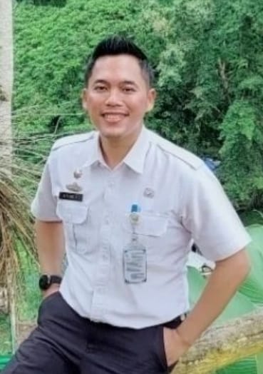 instruksi.co.id,Sekretaris Badan kepegawaian dan pengembangan sumber daya manusia (BKPSDM) Tanggamus Bambang Probo Sampurno mengungkapkan belum mengetahui jadwal seleksi rekruitmen pegawai pemerintah dengan perjanjian kerja (PPPK) gelombang kedua. "Memang banyak yang bertanya,tapi kepastiannya kami masih belum tahu.Informasinya,belum ada keputusan dari Pemerintah mengenai formasi maupun regulasi menyangkut rekruitmen,"kata Bambang Probo Sampurno, kamis (20/6). Dirinya mengaku hingga saat ini belum mendapat keterangan resmi mengenai kepastian jadwal seleksi PPPK dari Kementerian Pendayagunaan Aparatur Negara dan Reformasi Birokrasi (Kemenpan-RB). "Bidang mutasi kemarin rakor di Jakarta,tapi sampai balik lagi tidak ada informasinya,"ungkapnya. Sembari menunggu jadwal rekruitmen dari Kemenpan,saat ini pihaknya sedang berkoordinasi dengan Badan pengelola keuangan dan aset daerah (BPKAD) dan Badan perencanaan pembangunan riset dan inovasi daerah (Bapperida) Tanggamus untuk menyusun kebutuhan formasi PPPK berdasarkan analisis jabatan dan analisis beban kerja (ABK). Menurut Bambang Probo,metode kolaboratif lintas satker sangat penting untuk menentukan kebutuhan formasi PPPK yang akan diusulkan ke Kemenpan. "Kita tidak bisa serta merta asal-asalan dalam mengusulkan formasi PPPK.Harus menyesuaikan ABK dan kemampuan daerah.Kita kolaboratif dengan Bapperida, Keuangan dan melibatkan bantuan berbagai pihak," jelas Bambang Probo. Adapun terkait UU nomor 20 tahun 2023 tentang ASN yang menegaskan tenaga honorer akan diangkat menjadi calon aparatur sipil Negara CASN) baik itu PNS atau PPPK hingga akhir 2024,dirinya mengatakan bahwa hal itu merupakan kabar baik bagi tenaga honorer di Kabupaten Tanggamus. Namun,dia menekankan untuk merealisasikan program dalam UU tersebut merupakan wewenang Pemerintah. Pemkab Tanggamus,kata Bambang Probo hanya mendukung langkah apapun yang akan diterapkan Pemerintah soal kebijakan pengangkatan tenaga honorer menjadi CASN. "Pemerintah tentu memiliki perhitungan sendiri.Bagaimana mekanisme dan regulasinya merupakan wewenang Pemerintah.Pemkab Tanggamus siap menjalankan apapun yang diinstruksikan," tegasnya. Dirinya pun berharap agar semua tenaga honorer yang ada di Kabupaten Tanggamus pada tahun ini dapat diangkat menjadi CASN. "Saya doakan yang terbaik untuk teman-teman honorer.Saya berharap yang terbaik agar kalian semua diangkat menjadi PNS ataupun PPPK," harap Bambang Probo.(Teddi/rls)