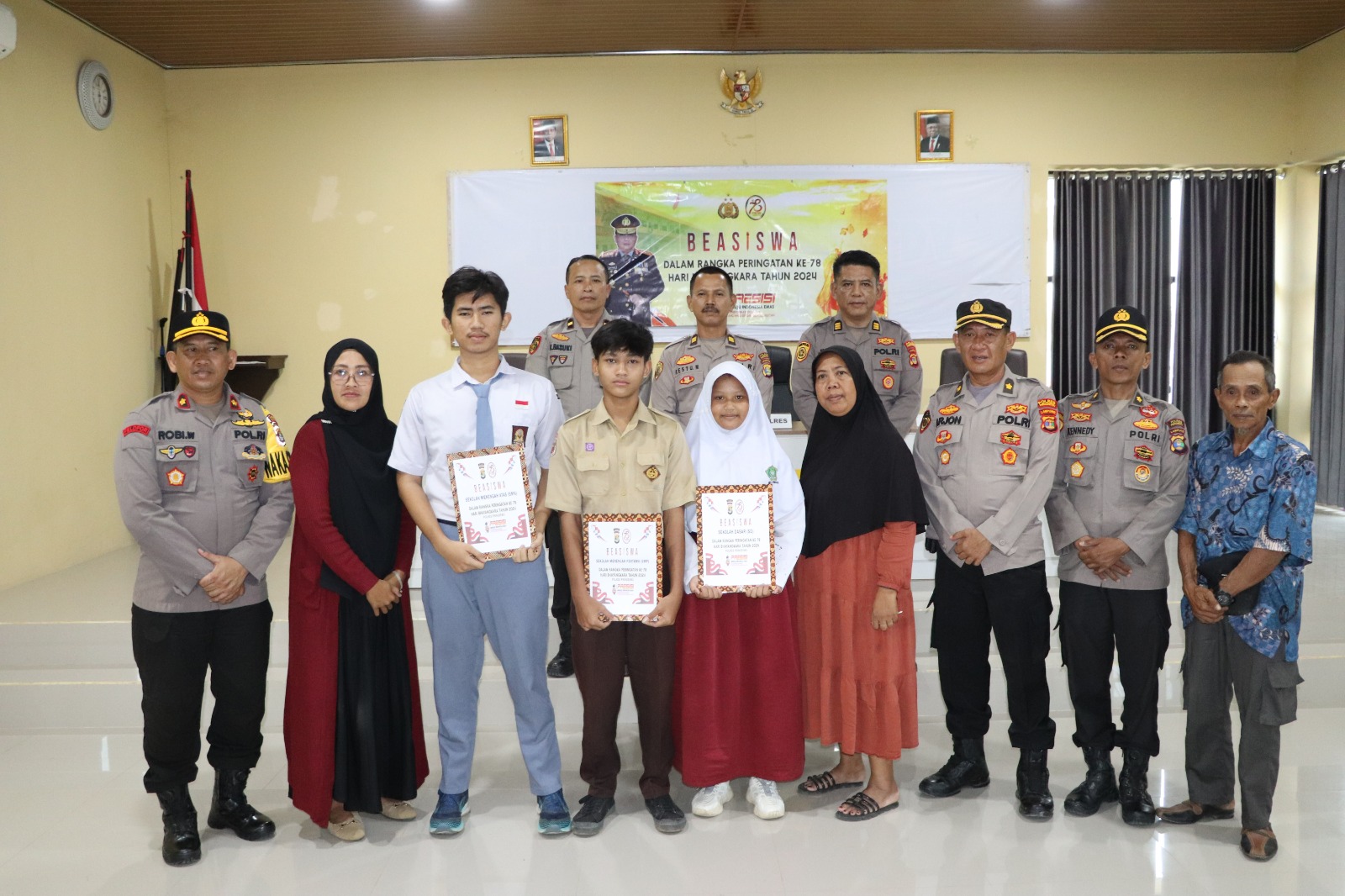 instruksi.co.id, Pringsewu, Lampung - Kepolisian Resor (Polres) Pringsewu menunjukkan kepedulian dan apresiasinya terhadap dunia pendidikan dengan memberikan beasiswa kepada tiga siswa berprestasi pada Kamis (27/6/2024). Penyerahan beasiswa ini berlangsung di Mapolres Pringsewu dan ditujukan khususnya bagi siswa dari keluarga yang kurang mampu secara ekonomi. Ketiga siswa yang menerima beasiswa tersebut adalah Qamarina Naily Fazora, Bagus Satria Wardana, dan Ray Oktavian. Qamarina Naily Fazora, siswa MIN 2 Pringsewu, telah menunjukkan prestasi luar biasa dengan meraih juara satu di setiap kelas sejak kelas 1 hingga kini di kelas 6. Bagus Satria Wardana, siswa SMPN 1 Sukoharjo, juga merupakan penerima beasiswa. Siswa kelas 9 ini selalu menjadi juara satu di sekolahnya, meskipun berasal dari keluarga tidak mampu dan merupakan seorang anak yatim. Penerima beasiswa ketiga adalah Ray Oktavian, pelajar kelas II SMKN 1 Gadingrejo. Ray tidak hanya dikenal selalu meraih juara kelas, tetapi juga berasal dari keluarga yang kurang mampu dan juga anak yatim. Wakapolres Pringsewu, Kompol Robi Bowo Wicaksono, menyatakan bahwa pemberian beasiswa ini merupakan bentuk kepedulian Polres Pringsewu terhadap pendidikan. "Kami ingin memberikan dukungan kepada siswa-siswa berprestasi yang memiliki keterbatasan ekonomi, agar mereka terus termotivasi dan mampu meraih cita-citanya," ujarnya. “Pemberian beasiswa ini juga sebagai bentuk rasa syukur menyambut Hari Bhayangkara ke-78,” tambahnya. Robi berharap, pemberian beasiswa ini dapat menjadi inspirasi bagi siswa-siswa lainnya untuk terus berprestasi, serta menjadi bukti bahwa dukungan dan apresiasi kepada dunia pendidikan terus mengalir dari berbagai pihak, termasuk kepolisian. Indah Werginingsih, ibunda Qamarina Naily Fazora, menyampaikan ucapan terima kasih kepada Polres Pringsewu atas beasiswa yang diberikan kepada putrinya. "Saya sangat bersyukur dan berterima kasih kepada Polres Pringsewu atas perhatian dan dukungan yang diberikan kepada Qamarina. Beasiswa ini sangat berarti bagi kami dan akan membantu Qamarina untuk terus meraih prestasi di masa depan," ujarnya dengan haru. Pemberian beasiswa ini tidak hanya memberikan bantuan finansial bagi ketiga siswa, tetapi juga memberikan motivasi dan semangat baru bagi mereka untuk terus berprestasi. Dengan adanya dukungan dari berbagai pihak, diharapkan semakin banyak siswa yang termotivasi untuk mengukir prestasi, meskipun berasal dari keluarga yang kurang mampu. (hikmah/rls)