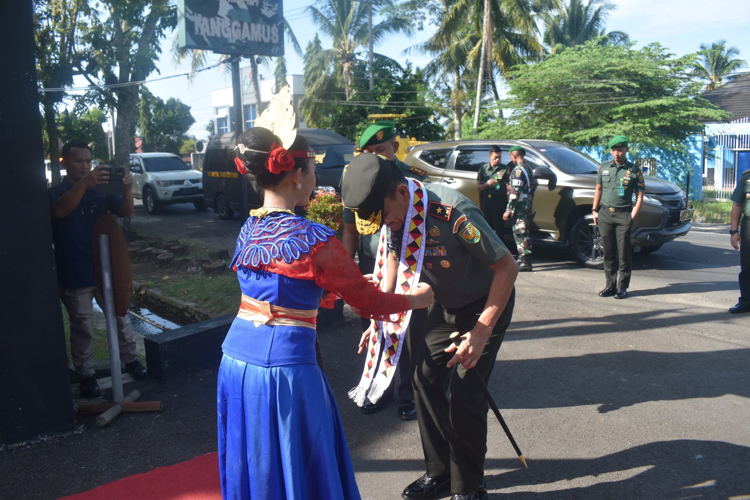 instruksi.co.id,Lampung - Komandan Korem 043/Gatam Brigjen TNI Rikas Hidayatullah, S.E., M.M., beserta rombongan melaksanakan kunjungan kerja di Kodim 0424/TGM, Jl. Ir. H. Juanda Way Isom Kota Agung Timur Kabupaten Tanggamus. Kamis (27/06/2024). Setibanya Danrem 043/Gatam beserta rombongan langsung disambut Dandim 0424/TGM Letkol Inf Vicky Heru Hartanto, S.I.P., M.Si., dan Forkopimda Kabupaten Tanggamus, Forkopimda Kabupaten Pringsewu, para Danramil dan para Perwira Staf Kodim 0424/TGM. Sebelum memberikan pengarahan kepada prajurit dan PNS Kodim 0424/TGM, Danrem melaksanakan ramah tamah dengan Forkopimda Kabupaten Tanggamus dan Forkopimda Kabupaten Pringsewu, dilanjutkan menerima paparan satuan dari Dandim 0424/TGM. Mengawali pengarahannya Danrem 043/Gatam mengucapkan terima kasih atas sambutan yang begitu hangat dari prajurit dan PNS Kodim 0424/TGM serta ucapan syukur yang tak terhingga kepada Allah SWT karena telah diberikan kesehatan sampai saat ini. ”Kepada seluruh prajurit dan PNS Kodim 0424/TGM, untuk selalu menjaga kesehatan dengan rutin berolahraga, agar dalam melaksanakan tugas kewilayahan dapat berjalan dengan maksimal dan penuh semangat.” ”Babinsa sebagai ujung tombak satuan teritorial memiliki tugas yang berat dan banyak, oleh kerena itu untuk para Babinsa wajib mengetahui fungsi dan tugas kewilayahannya, selain itu Babinsa juga dapat bersinergi dengan instansi lainnya guna mewujudkan masyarakat sejahtera, aman dan nyaman, sehingga masyarakat merasa terlindungi dengan kehadiran Babinsa di wilayahnya,” Pungkasnya. Selanjutnya Danrem 043/Gatam menyampaikan kepada seluruh anggota Kodim 0424/TGM, “Jangan sampai melanggar aturan atau norma yang berlaku di TNI AD, jangan sampai terlibat narkoba dan judi online karena dapat merusak perekonomian, sehingga mengganggu keharmonisan keluarga yang berakibat terjadinya kekerasan di rumah tangga.” “Bijak dalam menggunakan media sosial, tidak arogan di jalan, dan tidak lupa saya sampaikan kepada para orang tua yang akan mendaftarkan putra-putrinya untuk menjadi anggota TNI atau Polri siapkan mental, fisik serta kesehatan yang baik,” Tegasnya. Pertemuan yang diakhiri dengan pemberian bingkisan kepada anak yatim piatu yang dipenuhi dengan keakraban dan kehangatan ini benar-benar membangun suasana yang begitu cair, dimana tidak ada sekat antara pimpinan dan anggota. Turut hadir dalam kegiatan tersebut, Kasiintel Kasrem 043/Gatam Kolonel Arm Agung Nugroho, S.Sos., Kasiops Kasrem 043/Gatam Kolonel Inf Gede Setiawan, Kasiter Kasrem 043/Gatam Kolonel Inf Jaka Sutanta, S.Sos., Dantim Intel Korem 043/Gatam Kpt Cpl I Made Diaz Mika, para Danramil dan para Perwira Staf Kodim 0424/TGM.(Suhartono/rls)