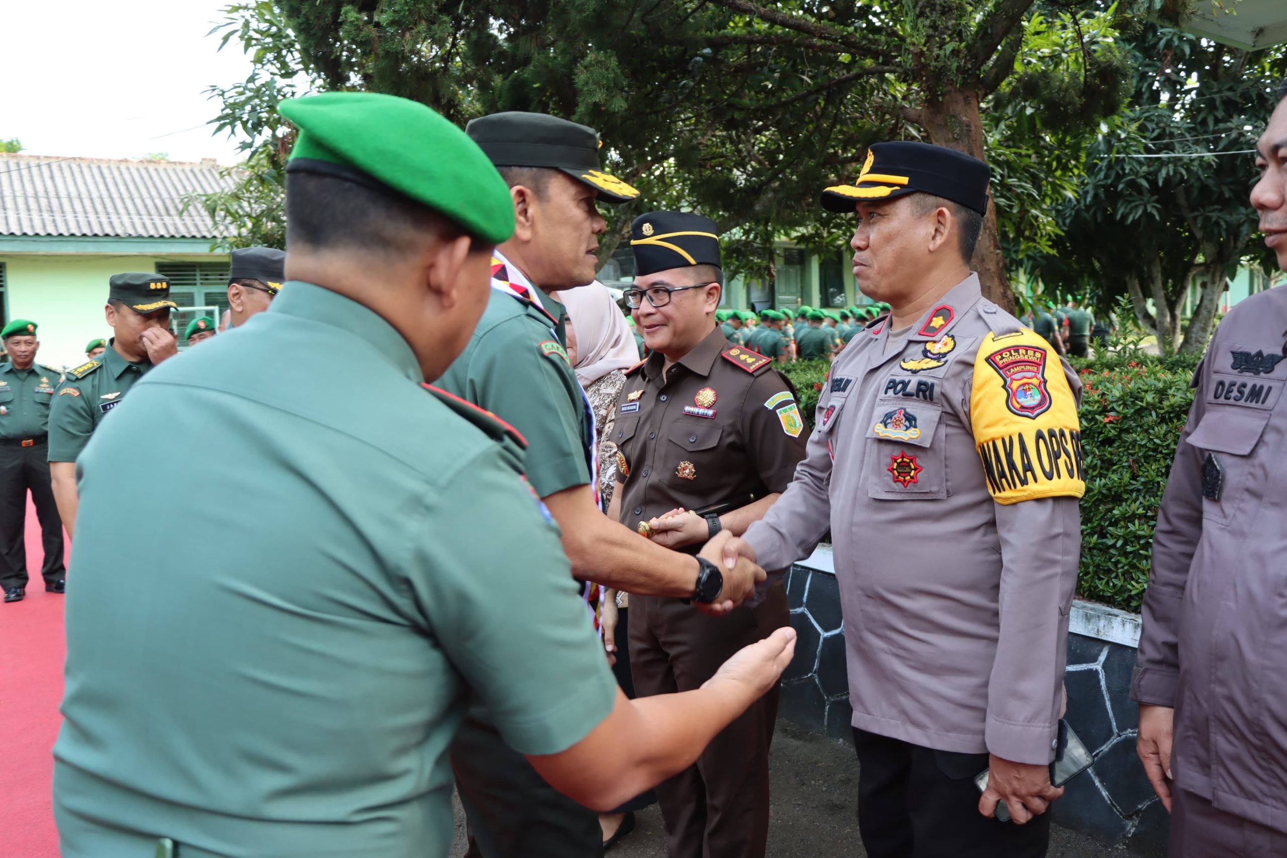 instruksi.co.id,Pringsewu - Wakapolres Pringsewu, Kompol Robi Bowo Wicaksono, turut menyambut kunjungan kerja Danrem 043 Garuda Hitam Lampung di Markas Kodim 0424 Tanggamus pada Kamis (27/6/2024) pagi. Kunjungan Brigjen TNI Rikas Hidayatullah, S.E., M.M., bersama sejumlah pejabat utamanya ini juga disambut oleh jajaran Forkopimda Kabupaten Tanggamus dan Forkopimda Kabupaten Pringsewu. Kunjungan kerja ini merupakan bagian dari rangkaian kegiatan Danrem 043/Gatam untuk memantau dan memberikan arahan langsung kepada satuan-satuan di bawah komandonya, serta mempererat hubungan antara TNI dengan Pemerintah Daerah dan masyarakat setempat. Wakapolres Pringsewu, Kompol Robi Bowo Wicaksono, menyampaikan bahwa kunjungan Danrem ini sangat penting untuk memperkuat sinergi antara TNI dan Polri, serta dengan pemerintah daerah. "Kami sangat mengapresiasi kunjungan Brigjen TNI Rikas Hidayatullah ke wilayah kami. Ini adalah kesempatan yang baik untuk meningkatkan koordinasi dan kerja sama dalam menjaga keamanan dan ketertiban di masyarakat," ujar Kompol Robi. Selain itu, Kompol Robi juga menekankan pentingnya hubungan yang harmonis antara aparat keamanan dan pemerintah daerah untuk menciptakan situasi yang kondusif. "Sinergi yang kuat antara TNI, Polri, dan pemerintah daerah sangat diperlukan untuk menghadapi berbagai tantangan keamanan dan pembangunan. Kunjungan ini diharapkan dapat semakin mempererat hubungan tersebut," tambahnya. Kunjungan kerja ini juga diisi dengan berbagai kegiatan, termasuk pemaparan situasi dan kondisi wilayah, diskusi strategi keamanan, serta peninjauan fasilitas di Markas Kodim 0424 Tanggamus. Brigjen TNI Rikas Hidayatullah menyampaikan apresiasi atas kinerja dan koordinasi yang baik antara TNI, Polri, dan pemerintah daerah di wilayah ini. Dengan adanya kunjungan ini, diharapkan tercipta sinergi yang lebih baik lagi antara semua pihak dalam upaya menjaga keamanan dan kesejahteraan masyarakat di wilayah Tanggamus dan Pringsewu.(hikmah/rls)