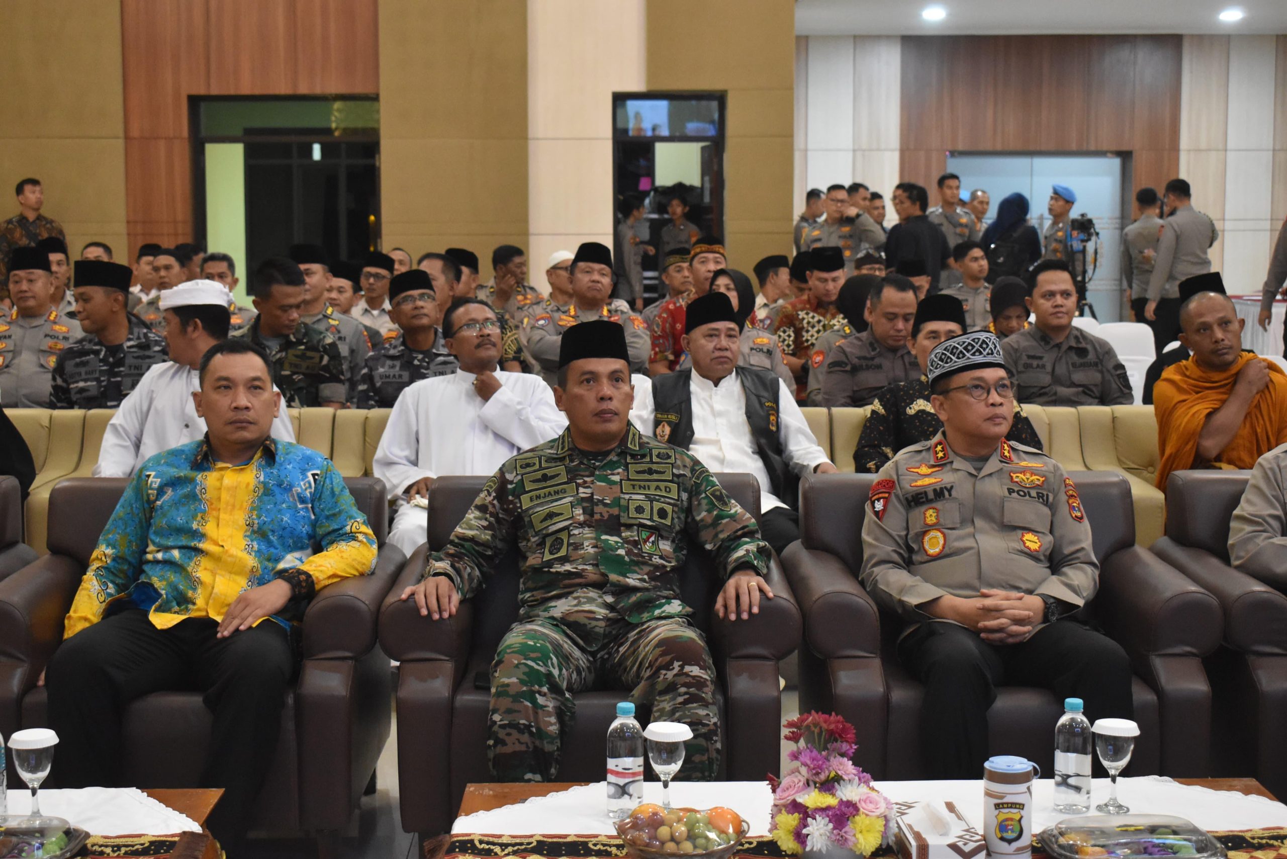 instruksi.co.id,Lampung - Kepala Staf Korem 043/Gatam Kolonel Inf Enjang, S.I.P., M.Han., menghadiri doa lintas agama dalam rangka Hari Bhayangkara Ke-78 Tahun 2024, di GSG Presisi Polda Lampung Jl. Terusan Ryacudu, Way Hui Kecamatan Jati Agung Kabupaten Lampung Selatan. Jum'at (28/06/2024). Doa lintas agama dalam rangka Hari Bhayangkara Ke-78 Tahun 2024, dilaksanakan secara daring dengan tema ''Bersama Polri Presisi Membangun Negeri Menuju Indonesia Emas'', bertujuan untuk memanjatkan doa bersama seluruh tokoh lintas agama untuk kemajuan Indonesia menuju Indonesia emas. Selaku ketua panitia Karo Watpers SSDM Polri Brigjen Pol Anwar, S.I.K., M.Si., dalam laporannya menyampaikan bahwa kegiatan doa lintas agama dalam rangka Hari Bhayangkara Ke-78 Tahun 2024, dilaksanakan di seluruh Polda secara daring, yang di hadiri seluruh PJU Polda dan Forkopimda, para tokoh lintas agama, tokoh masyarakat dan tokoh adat. . "Doa bersama ini bertujuan untuk memanjatkan doa kepada Tuhan Yang Maha Esa, dalam rangka mewujudkan Indonesia emas, oleh karenanya kita mengundang tokoh lintas agama, pada momen kegiatan ini juga kita melaksanakan perlombaan-perlombaan, yakni lomba bidang keagamaan dengan tujuan untuk merawat keimanan dan ketakwaan." "Dalam rangka Hari Bhayangkara Ke-78 Tahun 2024, Polri juga mengadakan kegiatan bakti kesehatan, bakti sosial, penanaman pohon dan ketahanan pangan," terangnya. Tampak hadir pada kegiatan tersebut, Kapolda Lampung, Wakapolda Lampung, Kabinda Lampung, Kepala BNN Provinsi Lampung, PJU Polda Lampung, Dandenpom II/3 Lampung, Palaksa Lanal Lampung, Kasi Pal Slog Brigif 4 Mar/BS, Kasi Bintal Lanud Pangeran M. Bun Yamin, Tokoh Masyarakat, Tokoh Adat dan Tokoh Agama Provinsi Lampung.(Suhartono/rls)