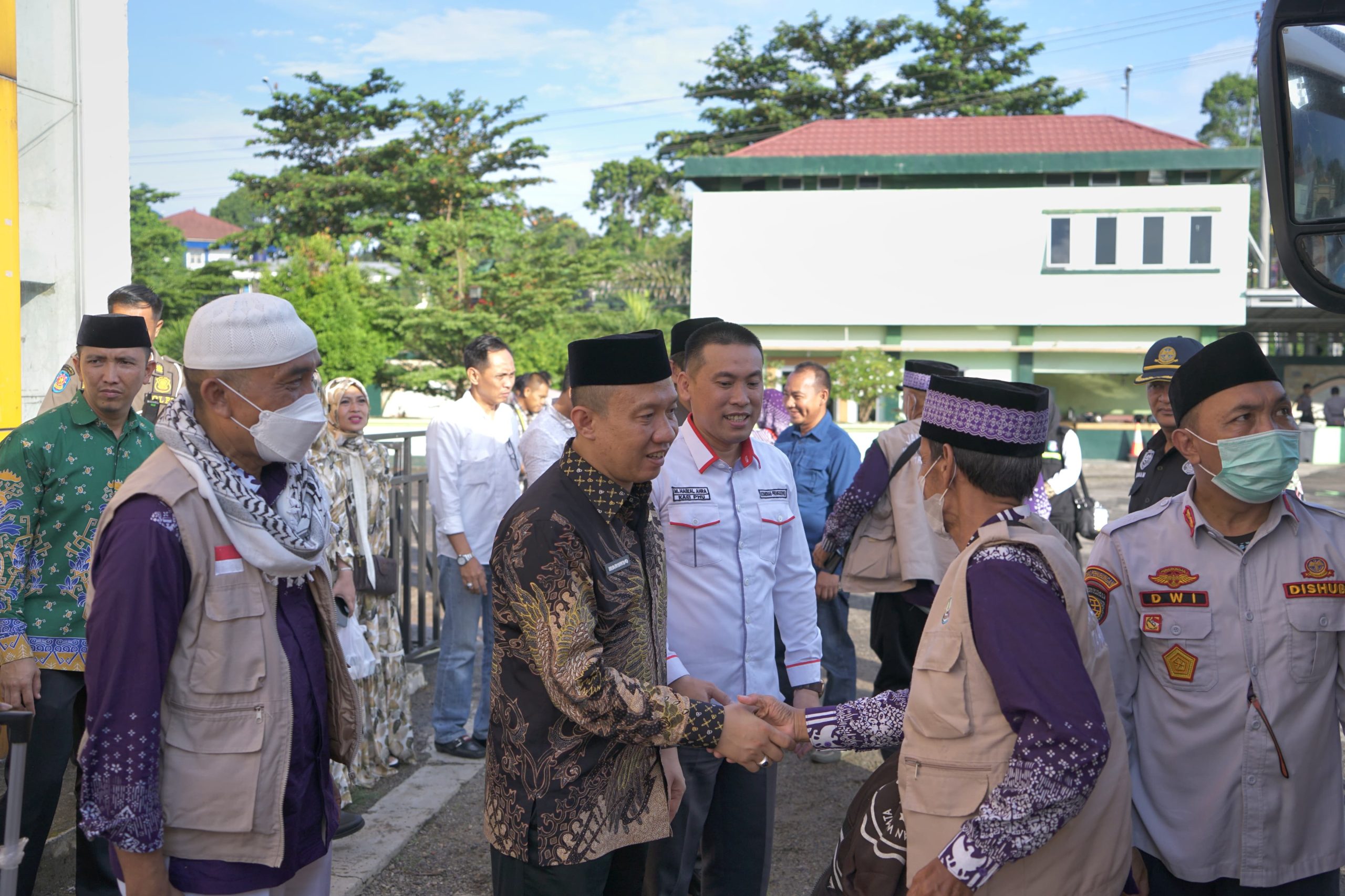 instruksi.co.id, Bandar Lampung, Jumat, Pj Bupati Pringsewu Marindo Kurniawan, menyambut langsung kedatangan jamaah haji asal Kabupaten Pringsewu Kloter 14 jamaah haji kloter 14 Kabupaten Pringsewu di Asrama Haji Bandar Lampung. Acara yang diadakan untuk menyambut kepulangan para jamaah haji ini diselenggarakan dengan khidmat dan dihadiri oleh berbagai pihak terkait, termasuk tokoh masyarakat dan keluarga jamaah haji. Jum'at (28/6/2024) Pemerintah Kabupaten Pringsewu sangat bangga bisa hadir dalam acara penyambutan jamaah haji kloter 14 ini. Kami berharap para jamaah haji bisa kembali dengan selamat dan mendapatkan pahala yang besar atas ibadah haji mereka, dimana Acara tersebut turut diwarnai ucapan selamat dari berbagai pihak yang hadir. Kebersamaan dan rasa syukur menjadi tema utama dalam acara yang mengharukan ini. Penyambutan jamaah haji kloter 14 di Asrama Haji Bandar Lampung menjadi bukti nyata kesetiakawanan dan kebersamaan umat Islam dalam menjalankan rukun Islam kelima. Acara ini juga menjadi momen berharga untuk mempererat tali silaturahmi antara Pemerintah Kabupaten Pringsewu dengan masyarakat yang melaksanakan ibadah haji tahun ini.(red/rls)