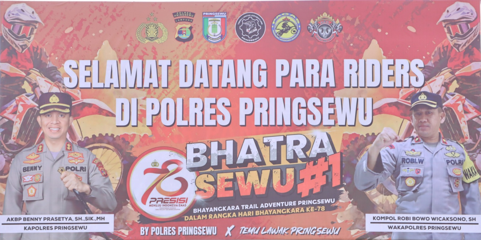 instruksi.co.id,Pringsewu - Polres Pringsewu mengajak para raider dan pecinta motor trail untuk berpartisipasi dan mensukseskan event Bhayangkara Trail Adventure Polres Pringsewu ke-1 yang akan dilaksanakan pada Minggu (23/6/2024) esok. Ajakan ini disampaikan oleh Wakapolres Pringsewu, Kompol Robi Bowo Wicaksono, usai memimpin rapat persiapan terakhir event Batra Sewu-1 di Mapolres Pringsewu. Kompol Robi menyatakan bahwa event yang diadakan dalam rangka HUT Bhayangkara ke-78 ini telah sepenuhnya siap. "Kami telah mempersiapkan segala sesuatunya dengan baik. Lebih dari seribu raider dari berbagai wilayah dan antar provinsi telah melakukan registrasi dan siap mengikuti event bergengsi ini," ujar Kompol Robi pada Sabtu (22/6/2024) pagi. Dalam event ini, Polres Pringsewu telah menyiapkan berbagai hadiah menarik. Hadiah utama yang akan diperebutkan adalah 1 unit sepeda motor trail Honda CRF new Off The Road dan 1 unit sepeda motor Honda Beat New Off The Road. Selain itu, berbagai hadiah menarik seperti kulkas, mesin cuci, tv dan lainnya juga telah disiapkan untuk para peserta. Wakapolres Pringsewu juga menambahkan bahwa kesempatan masih terbuka bagi para raider yang ingin mengikuti event ini hingga besok pagi sebelum acara dimulai. "Kami mengajak para pecinta motor trail untuk mensukseskan acara ini. Bagi yang berminat, cukup mendaftar dengan biaya registrasi sebesar Rp. 200 ribu, sudah termasuk kaos, asuransi, kupon undian, helper, dan makan siang," jelas Kompol Robi. Acara ini diharapkan bisa menjadi wadah bagi para pecinta trail untuk menyalurkan hobi mereka serta meningkatkan sinergi dan kolaborasi antara Polri dengan masyarakat. "Kami berharap acara ini bisa mempererat hubungan antara Polri dan masyarakat, serta menjadi ajang bagi para pecinta trail untuk saling berinteraksi dan berbagi pengalaman," tutup Kompol Robi.(hikmah/rls