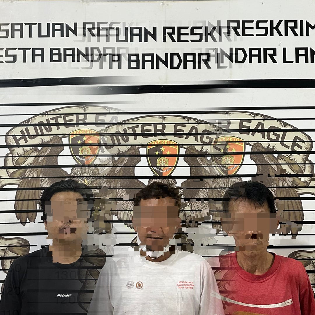 instruksi.co.id,Bandar Lampung - Satreskrim Polresta Bandar Lampung menangkap tiga orang yang sedang asik bermain judi online jenis slot di sebuah warnet di jalan Yos Sudarso, Teluk Betung Selatan, Bandar Lampung, pada Rabu (27/6/2024) malam. Ketiga pelaku yang diamankan yaitu DR (27), ED (46) dan AP (34). Kasat Reskrim Polresta Bandar Lampung Kompol Dennis Arya Putra, membenarkan perihal penangkapan 3 pelaku judi online tersebut. "Ya benar, semalam kita amankan ketiganya di sebuah warnet, lagi asik maen judi slot" kata Kasat Reskrim Polresta Bandar Lampung Kompol Dennis Arya Putra. Dennis mengatakan penangkapan ini bermula dari informasi masyarakat jika warnet tersebut kerap dijadikan tempat bermain judi online. "Masyarakat sekitar merasa resah dengan aktivitas perjudian di warnet tersebut" kata Dennis. Selain ketiga pelaku, Polisi juga menyita 3 perangkat Komputer, satu buah ATM BCA, dan satu lembar struk transaksi deposit dari salah satu pelaku. Dennis juga meminta masyarakat maupun pemilik warnet untuk segera melaporkan, jika mengetahui adanya aktivitas permainan judi online. Akibat kejadian tersebut, ketiga pelaku dijerat dengan Pasal 27 ayat 2 Undang Undang Nomor 1 Tahun 2024 tentang perubahan kedua Undang Undang Nomor 11 Tahun 2008 ITE. (Suhartono/rls)