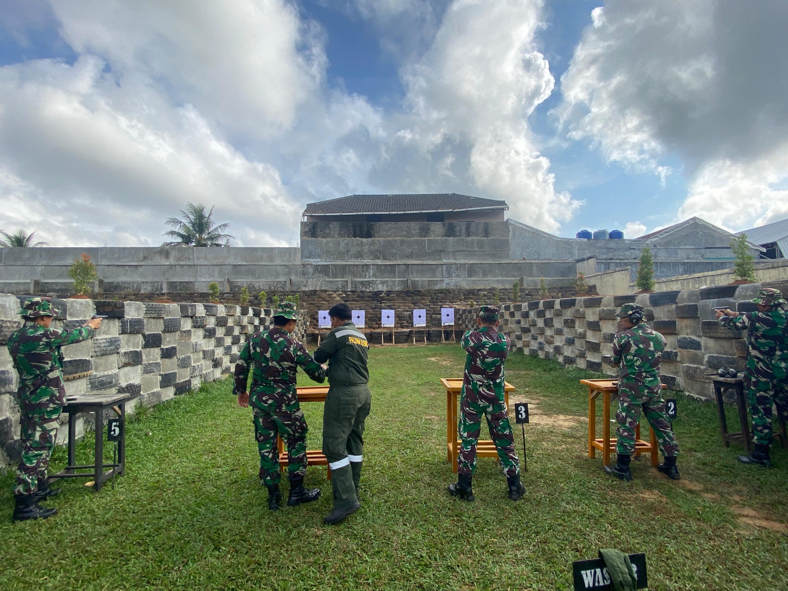 instruksi.co.id,Lampung – Latihan merupakan bentuk nyata dan yang menjadi ciri khas dari setiap prajurit TNI, demikian halnya prajurit Korem 043/Gatam, di Semester I TA. 2024 melaksanakan latihan menembak senjata ringan (Latbakjatri), yang dijadwalkan pelaksanaannya selama 3 (tiga) hari yang dimulai dari tanggal 25, 26 dan 28 Juni 2024. Untuk latihan menembak Bintara dan Tamtama menggunakan jenis senjata M16 A1, yang dilaksanakan di Lapangan Tembak Kompi Senapan A Yonif 143/TWEJ, Jl. Ganjaran Gedong Tataan Kabupaten Pesawaran dan untuk menembak pistol dilaksanakan di Lapangan Tembak Perbakin Jl. Endro Suratmin Sukarame Bandar Lampung. Sebelum melaksanakan kegiatan pengecekan personel oleh Danlat Kapten Inf Rusdi dilaksanakan juga pengecekan Kesehatan oleh tim medis RS. DKT Bandar Lampung. Di kesempatan tersebut Komandan Latihan (Danlat) Kapten Inf Rusdi menyampaikan, menembak merupakan kemampuan dasar dan ciri khas yang harus dimiliki setiap prajurit TNI. “Latihan menembak yang kita laksanakan ini, merupakan salah satu program dalam memelihara kemampuan sekaligus meningkatkan profesionalitas prajurit,” ujarnya. Ditambahkan juga oleh Danlat, agar seluruh prajurit yang melaksanakan latihan untuk mengutamakan faktor keamanan dan laksanakan kegiatan sesuai SOP atau protap. “Hati-hati dalam melaksanakan latihan di lapangan, dikarenakan dalam melaksanakan latihan kita menggunakan peluru tajam,“ tegasnya. Latihan menembak senjata ringan Semester I TA. 2024, juga diikuti Kasrem 043/Gatam Kolonel Inf Enjang, S.I.P., M.Han., Para Kasi Kasrem 043/Gatam, Para Pasi Korem 043/Gatam, Ka/Balak Korem 043/Gatam, Para Dan Unit Tim Intel Korem 043/Gatam, Provost Korem 043/Gatam, personil Bintara dan Tamtama Korem 043/Gatam.(Suhartono/rls)