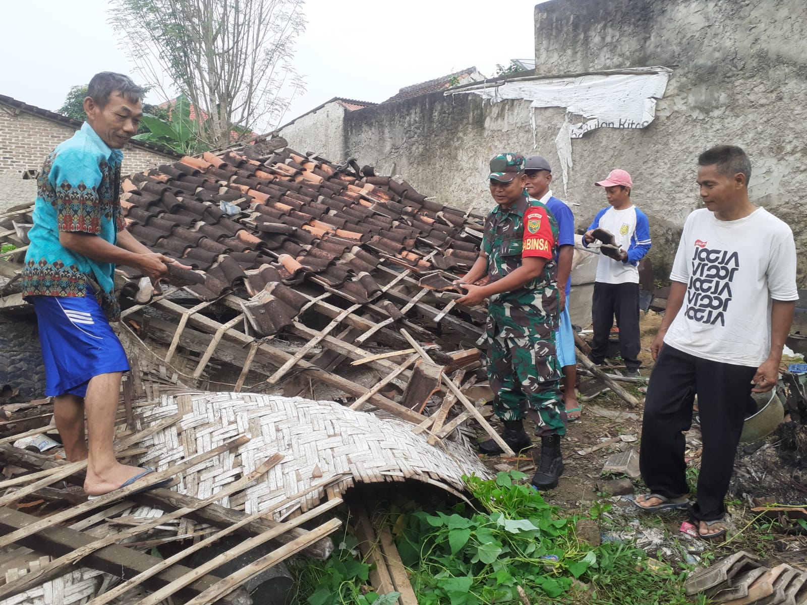 bergotong royong membantu warga