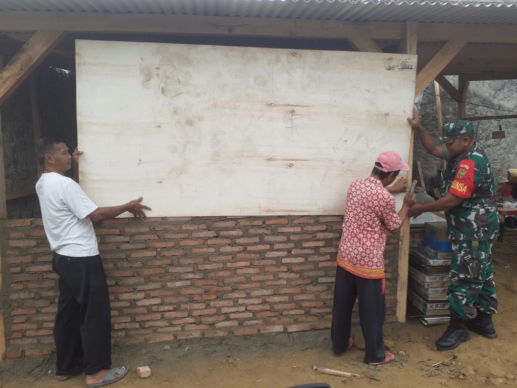 rumah yang roboh sedang di bantu pembuatan kembali