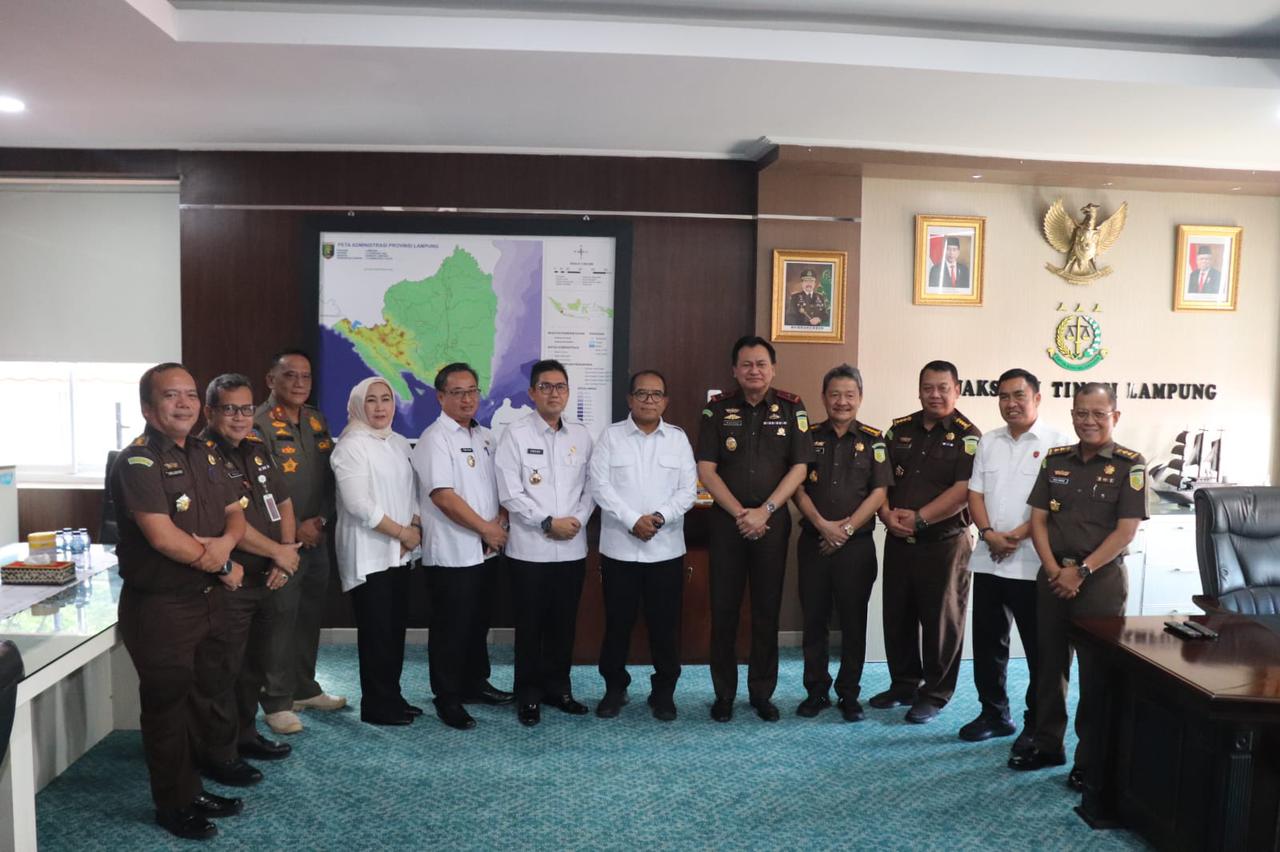 instruksi.co.id,Bandar Lampung - Pj. Gubernur Lampung Dr. Drs. Samsudin, S.H., M.H., M.Pd., berkunjung ke Kejaksaan Tinggi Lampung dan disambut langsung oleh Plt. Kepala Kejaksaan Tinggi Lampung  I GDE NGURAH SRIADA, S.H., M.H., beserta jajarannya, Hari Rabu,pukul 13.10 wib (26/06/2024) Pj. Gubernur Lampung yang secara resmi dilantik oleh Menteri Dalam Negeri pada tanggal 19 Juni 2024 sesuai dengan Keputusan Presiden nomor 69/P 2024 tentang Pengangkatan Penjabat Gubernur Lampung untuk mengisi kekosongan posisi Gubernur Lampung yang ditinggal Arinal Djunaidi. Kunjungan ini dalam rangka silaturahmi dan juga menyampaikan bahwa Pj. Gubernur Lampung siap melanjutkan program prioritas Presiden yang sudah ada yang telah disusun dengan matang hingga akhir Tahun 2024 di Bumi Rua Jurai seperti stunting, inflasi dan ketahanan pangan. Oleh karena itu Pj. Gubernur Lampung mengajak Kejati Lampung khususnya dan Forkopimda serta instrumen masyarakat pada umumnya untuk bersama-sama mengawal pelaksanaan percepatan pembangunan, penanganan stunting, penanganan kemiskinan, pendidikan, kesehatan, dan Pilkada Serentak 2024. Pada kesempatan tersebut juga Plt. Kajati Lampung siap untuk bersama-sama mengawal dan mewujudkan apa yang telah di rencanakan Pemerintah Daerah Provinsi Lampung dan responsif menghadapi segala persoalan khususnya terkait proses penegakan hukum serta turut mensukseskan jalannya pelaksanaan Pilkada di Provinsi Lampung.(Suhartono/rls)