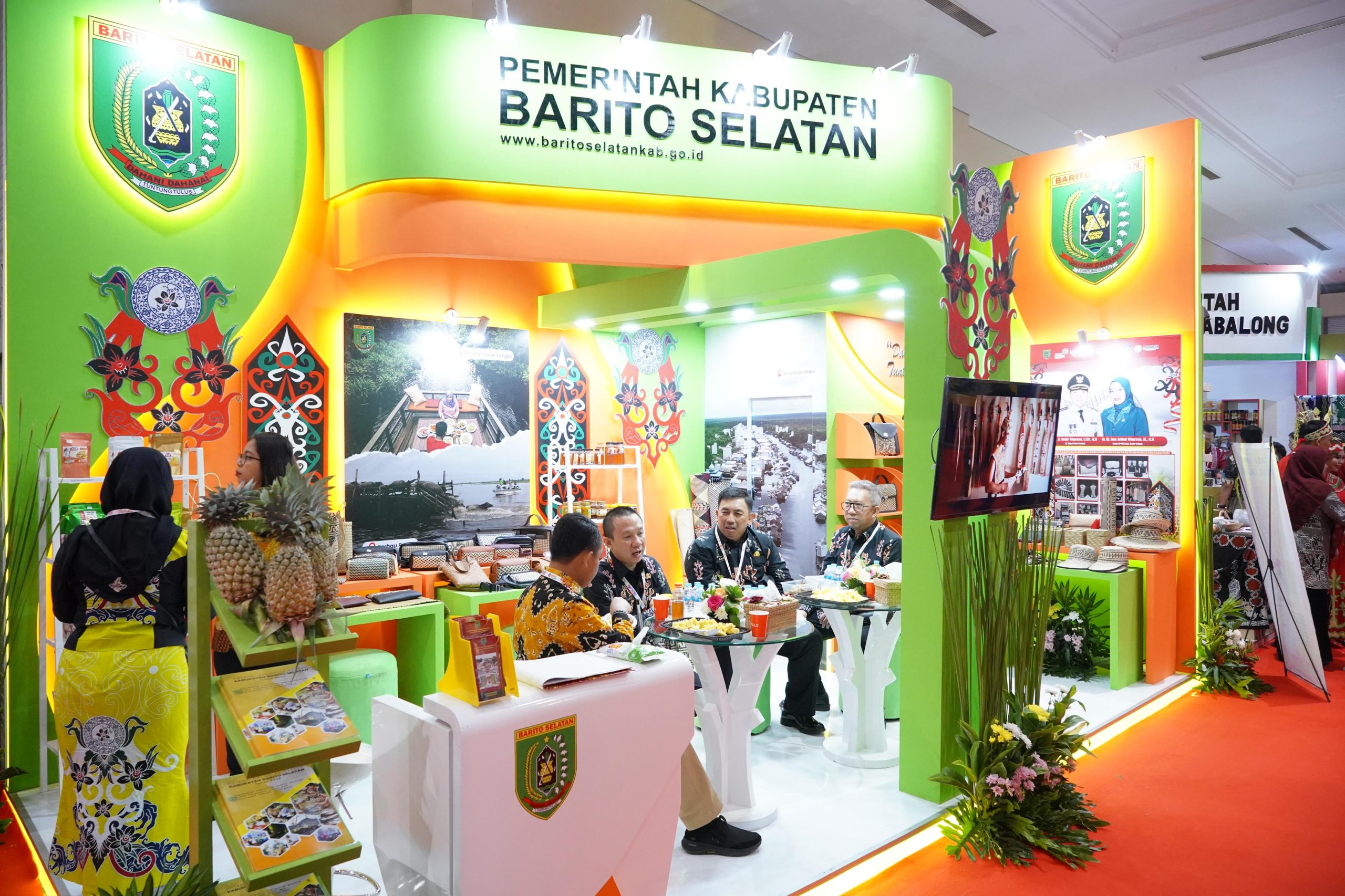 instruksi.co.id - Pj.Bupati Pringsewu Marindo Kurniawan menghadiri Rapat Kerja Nasional (Rakernas) Asosiasi Pemerintah Kabupaten Seluruh Indonesia (APKASI) XVI dan APKASI Otonomi Expo 2024 di Jakarta Convention Center, Rabu (10/7/2024). Rakernas dibuka oleh Presiden RI Joko Widodo, didampingi Ketua Umum APKASI Sutan Riska Tuanku Kerajaan, Menteri Dalam Negeri Tito Karnavian, serta sejumlah menteri dan pejabat tinggi negara. Presiden Jokowi mengatakan periode lima tahun kebelakang merupakan masa sangat sulit dan penuh tantangan, baik karena pandemi covid-19, geopolitik dunia, hingga elnino dan lanina. "Namun demikian, masyarakat Indonesia patut bersyukur karena mampu bertahan dari hambatan dan tantangan tersebut, terlebih ekonomi Indonesia masih tumbuh 5,1 persen pada kuartal pertama 2024," kata Jokowi. Menurut Jokowi, kompetisi antarnegara di dunia saat ini bukan dilihat dari negara besar mengalahkan negara kecil, tetapi negara cepat mengalahkan negara lambat. "Kita tentu ingin menjadi negara cepat dalam pelayanan publik serta mobilitas barang dan orang," ujarnya. Selain itu, Presiden Jokowi juga menekankan kepada seluruh pemerintah daerah untuk memprioritaskan penggunaan produk-produk dalam negeri dalam pengadaan barang dan jasa. Sementara itu, Ketua Umum APKASI Sutan Riska Tuanku Kerajaan mengatakan ada peningkatan signifikan dalam pembangunan infrastruktur selama ini, baik di kabupaten hingga desa, yang disebutnya sebagai tingginya perhatian presiden kepada pembangunan desa. Selain itu, pembangunan Ibukota Nusantara (IKN) menurutnya juga merupakan momentum mewujudkan pemerataan pembangunan. "IKN akan menjadi pusat pertumbuhan ekonomi baru yang mampu menggairahkan berbagai sektor bisnis di Indonesia Tengah dan Timur," katanya. Pada kesempatan tersebut, Pemkab Pringsewu juga turut berpartisipasi dengan membuka stan pada kegiatan APKASI Otonomi Expo 2024. Turut menghadiri acara tersebut, asisten dan sejumlah kepala perangkat daerah terkait di lingkungan Pemkab Pringsewu. (hikmah/hmsppol)