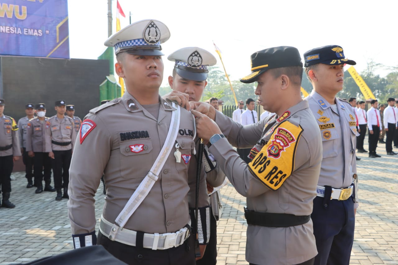 instruksi.co.id,Pringsewu- Sebanyak 867 kecelakaan lalu lintas terjadi di wilayah Provinsi lampung selama periode Januari – Juni 2024. Dari jumlah tersebut 321 orang diantaranya meninggal dunia, 521 orang luka berat dan 835 orang lainya mengalami luka ringan. hal ini disampaikan kapolres Pringsewu saat memimpin apel gelar pasukan Operasi Patuh 2024 yang berlangsung di lapangan apel mapolres setempat pada Senin (15/7/2024) pagi. Dalam amanatnya AKBP Benny juga menyoroti tingginya angka kecelakaan ini diawali dengan adanya pelanggaran lalu lintas. “Pada Periode Januari – Juni 2024 banyaknya pelanggran lalu lintas yang terjadi di jalan raya yaitu 10.449 pelanggaran, yang didominasi kendaraan roda dua, dengan jenis pelanggaran yang kasat mata seperti tidak menggunakan helm standar, melawan arus dan mengemudikan kendaraan dengan kecepatan tinggi,” ujarnya membacakan amanat Kapolda lampung Irjen Pol Helmy Santika lanjut Kapolres, untuk mewujudkan kamseltibcarlantas yang aman dan nyaman, Polres Pringsewu bersama instansi terkait lainya menggelar Operasi Kepolisian di bidang lalu lintas dengan Sandi ”Operasi Patuh Krakatau 2024”. Operasi Patuh dengan tema ”Tertib berlalu Lintas Demi Terwujudnya Indoensia Emas”, ini akan berlangsung selama dua pekan mulai 15-28 Juli 2024. Operasi ini akan fokus pada pelanggaran seperti penggunaan ponsel saat berkendara, pengendara di bawah umur, berboncengan lebih dari satu orang, tidak memakai helm SNI atau sabuk pengaman, mengemudi di bawah pengaruh alkohol, melawan arus, dan melebihi batas kecepatan. "Keselamatan berlalu lintas adalah tanggung jawab bersama. Melalui Operasi Patuh Krakatau-2024, kami berkomitmen untuk terus meningkatkan kualitas kepatuhan dan disiplin masyarakat di jalan raya," tambah Beny Benny menyebut, operasi ini dilaksanakan secara serentak di seluruh Indonesia dimana pelaksanaanya mengedepankan kegitan preemtif, preventif dan penegakan hukum. Hadir dalam apel ini Kajari Pringsewu Raden Wisnu Bagus Wicaksono, Danramil Pringsewu Kapten Rachmat, Kepala Organisasi Vertikal, Kepala Jasa Raharja Pringsewu Malka Prima dan para pejabat utama Polres Pringsewu. apel ini juga di ikuti jajaran TNI Kodim 0424 Tanggamus, Polres Pringsewu, Satpol-PP, Dishub, Dinkes dan Pramuka (Hikmah/hmspol)