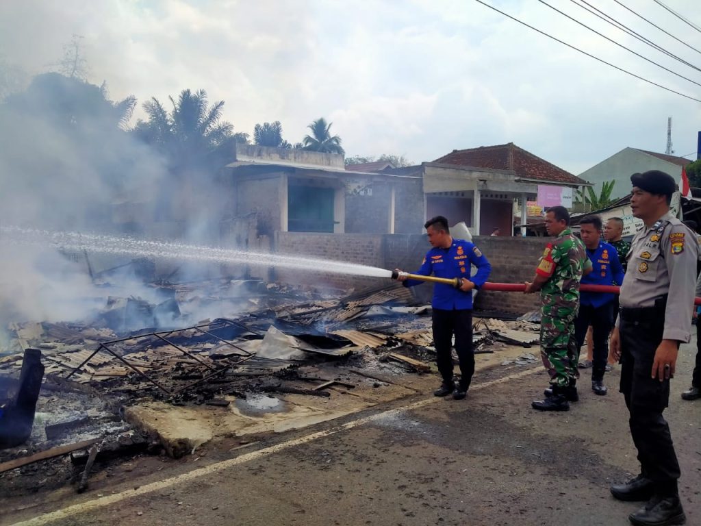 instruksi.co.id,Way Kanan - Kobaran si jago merah melahap satu rumah semi permanen atau lima kios warung, kejadian tersebut tepatnya di Depan Stasiun Pengisian Bahan Bakar Umum (SPBU) Simpang Empat, Negeri Baru, Kecamatan Umpu Semenguk Kabupaten Way Kanan, Jum'at (19/7/2024).Badan Penanggulangan Bencana Daerah (BPBD) Kabupaten Way Kanan bersama petugas Pemadam Kebakaran (Damkar) juga bersama TNI, Polri dan warga setempat mendatangi dan membantu memadamkan serta mendinginkan beberapa warung yang terbakar di Depan Stasiun Pengisian Bahan Bakar Umum (SPBU) Simpang Empat, Negeri Baru, Kecamatan Umpu Semenguk Kabupaten Way Kanan. Kepala BPBD Kabupaten Way Kanan melalui Kepala Seksi (Kasi) Kedaruratan Asep Alex Hendra menerangkan bahwa objek yang terbakar adalah 1 Rumah semi permanen atau 5 buah warung, dengan luas area terbakar adalah seluas 20X30 M. Kasi Alex mengatakan penyebab kebakaran yaitu diduga karena Kompor gas dari salah satu warung yang meledak. Lebih lanjut Alex menjelaskan waktu kejadian kebakaran yakni pukul 10.20 WIB, pada kejadian itu  dilaporkan tidak ada korban jiwa dalam peristiwa kebakaran tersebut. Dalam hal ini juga BPBD bersama Damkar Way Kanan telah mengerahkan Unit pemadam yaitu 1 unit mobil BPBD, 1 unit Damkar, Pusdalops.(Rojali*)