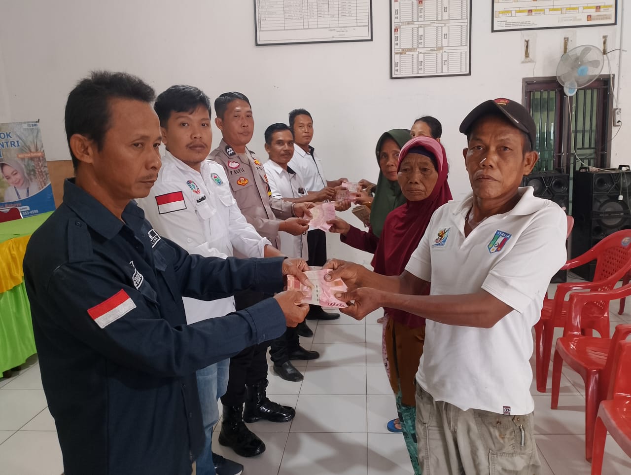 instruksi.co.id, Waykanan - Bhabinkamtibmas Polsek Buay Bahuga Polres Way Kanan Polda Lampung melaksanakan pengamanan dan monitoring kegiatan penyaluran BLT (bantuan langsung tunai) Dana Desa di Balai Kampung Lebung Lawe Kecamatan Buay Bahuga Kabupaten Way Kanan. Kamis (11/07/2024). Kegiatan dihadiri Sekretaris Kecamatan Siswoko, Kepala Kampung Pangsur, PLD Kampung Nurul Daroini, Ketua BPK Supri, Bhabinkamtibmas Kampung Lebung Lawe Aiptu Taufik, aparat Kampung Lebung lawe dan para KPM (keluarga penerima manfaat). Kapolres Way Kanan AKBP Pratomo Widodo melalui Kapolsek Buay Bahuga Iptu Septri Haryanto menyampaikan kehadiran kami melakukan pengamanan dan monitoring dalam rangka memberikan rasa aman saat pembagian dana BLT dana desa. Dengan begitu, kami berharap proses penyaluran BLT tepat sasaran sehingga tidak terjadinya penyelewengan. Dalam kesempatan tersebut, Bhabinkamtibmas menyampaikan pesan dan mengajak warga agar turut serta menjaga kamtibmas karena tanpa peran serta masyarakat sendiri situasi kamtibmas tidak bisa terwujud apabila hanya mengandalkan Kepolisian. Selain itu, Babinkamtibmas menyampaikan dan memberi pemahaman kepada warga binaannya untuk dapat bekerjasama dengan pihak keamanan menjelang Pilkada Tahun 2024 untuk menjaga kamtibmas tetap aman dan kondusif,”sambungnya. Adapun BLT yang disalurkan bersumber dari anggaran Dana Desa Triwulan ke 3 (Tiga) yakni bulan Juli, Agustus dan September Tahun 2024 bagi 5 KPM (keluarga penerima manfaat) yang berhak menerima dan setiap KPM menerima BLT sebesar Rp.300.000,-rupiah” ungkapnya.(Rojali/hmspol)