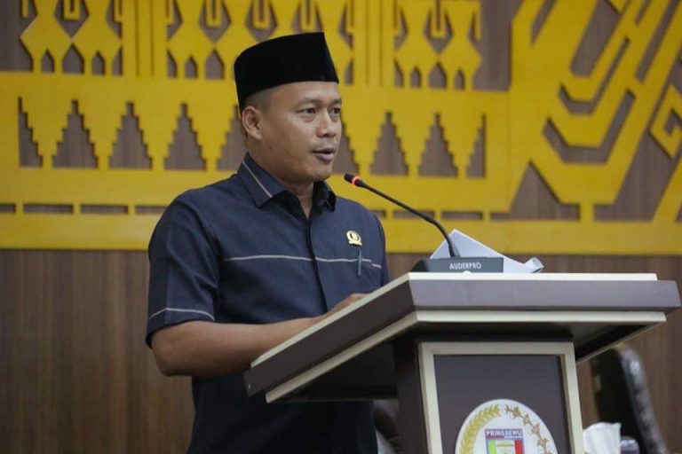 instruksi.co.id - Regi Yonata dan Isnanto Hapsara, dua dari lima calon Dewan Pengawas Lembaga Penyiaran Publik Lokal (LPPL) Kabupaten Pringsewu dari unsur masyarakat dan praktisi penyiaran, dinyatakan lolos dengan meraih nilai tertinggi pada Uji Kepatutan dan Kelayakan yang digelar DPRD Kabupaten Pringsewu. Pada Uji Kepatutan dan Kelayakan oleh Komisi I DPRD Kabupaten Pringsewu beberapa waktu lalu, Regi Yonata meraih nilai 1.110, disusul Isnanto Hapsara dengan nilai 1.040. Berikutnya, Sukamti dengan nilai 1.000, Junaidi dengan nilai 990 serta Rafa Kholidah dengan nilai 880. Wakil Ketua Komisi I DPRD Kabupaten Pringsewu Anton Subagyo mengatakan Uji Kepatutan dan Kelayakan bagi Calon Dewan Pengawas Lembaga Penyiaran Publik Lokal Kabupaten Pringsewu, mencakup beberapa materi diantaranya Kewibawaan, Pengalaman, Wawasan, Pemaparan Visi Misi, serta Program Kerja Pengawasan. "DPRD Kabupaten Pringsewu melalui surat resmi yang ditandatangani Ketua DPRD beberapa waktu lalu telah merekomendasikan dan mengusulkan kepada Penjabat Bupati Pringsewu agar dua calon Dewan Pengawas yang meraih nilai tertinggi tersebut diangkat sebagai Dewan Pengawas LPPL Kabupaten Pringsewu," kata politisi partai berlambang pohon beringin ini. Pihaknya berharap Dewan Pengawas LPPL dapat melaksanakan tugas dan fungsi dengan sebaik-baiknya. Terutama dalam memilih dan mengangkat Direktur LPPL Rapemda Pringsewu, agar betul-betul dipilih yang terbaik. "Semoga kedepan Lembaga Penyiaran Publik Lokal Rapemda Pringsewu bisa lebih maju lagi sebagai sarana informasi kegiatan masyarakat, pelayanan publik serta kinerja pemerintah daerah maupun DPRD Kabupaten Pringsewu, dan lebih maju dari daerah lainnya," harapnya. (Hikmah/ Ant)