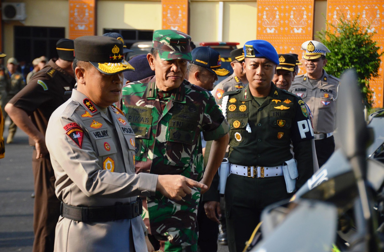 instruksi.co.id,Lampung - Bertempat di Polda Lampung Jl. Terusan Ryacudu Way Hui Kecamatan Jati Agung Kabupaten Lampung Selatan, Komandan Korem 043/Gatam Brigjen TNI Rikas Hidayatullah, S.E., M.M., Senin (15/7/2024) menghadiri Apel Gelar Pasukan Operasi Patuh Krakatau 2024. Apel Gelar Pasukan Operasi Patuh Krakatau 2024, mengambil tema "Tertib Berlalu Lintas Demi Terwujudnya Indonesia Emas" langsung dipimpin Kapolda Lampung Irjen Pol Helmy Santika, S.H., S.I.K., M.Si., dan akan dilaksanakan selama 14 Hari mulai pada tanggal 15 sampai dengan 28 Juli 2024. Komandan Korem 043/Gatam Brigjen TNI Rikas Hidayatullah, S.E., M.M., di kesempatan tersebut menyampaikan, Korem 043/Gatam beserta seluruh jajarannya yang berada di wilayah Provinsi Lampung, siap mendukung dan mensukseskan pelaksanaan Operasi Patuh Krakatau 2024 dengan optimal. “Peran TNI dan Polri sangat penting dalam menjaga keamanan dan ketertiban masyarakat, untuk itu Korem 043/Gatam siap bekerjasama dengan semua pihak dalam mencegah potensi gangguan keamanan.“ “Selanjutnya, saya mengajak seluruh prajurit Korem 043/Gatam dan jajaran, untuk melaksanakan tugas ini dengan penuh keikhlasan dan rasa tanggung jawab serta dedikasi yang tinggi, dengan memprioritaskan semangat profesionalisme dalam menjaga keamanan serta kenyamanan masyarakat Provinsi Lampung,” tutur Brigjen TNI Rikas Hidayatullah, S.E., M.M. Turut hadir dan mengikuti kegiatan tersebut, Kadishub Provinsi Lampung, Para PJU Polda Lampung, Dandenpom II/3 Lampung, Pasiops Lanal Lampung, Koordinator Kajati Lampung, Perwakilan PT. Jasa Raharja Cabang Lampung dan Perwakilan Dinas Pendidikan dan Kebudayaan Provinsi Lampung.(Suhartono/rls)