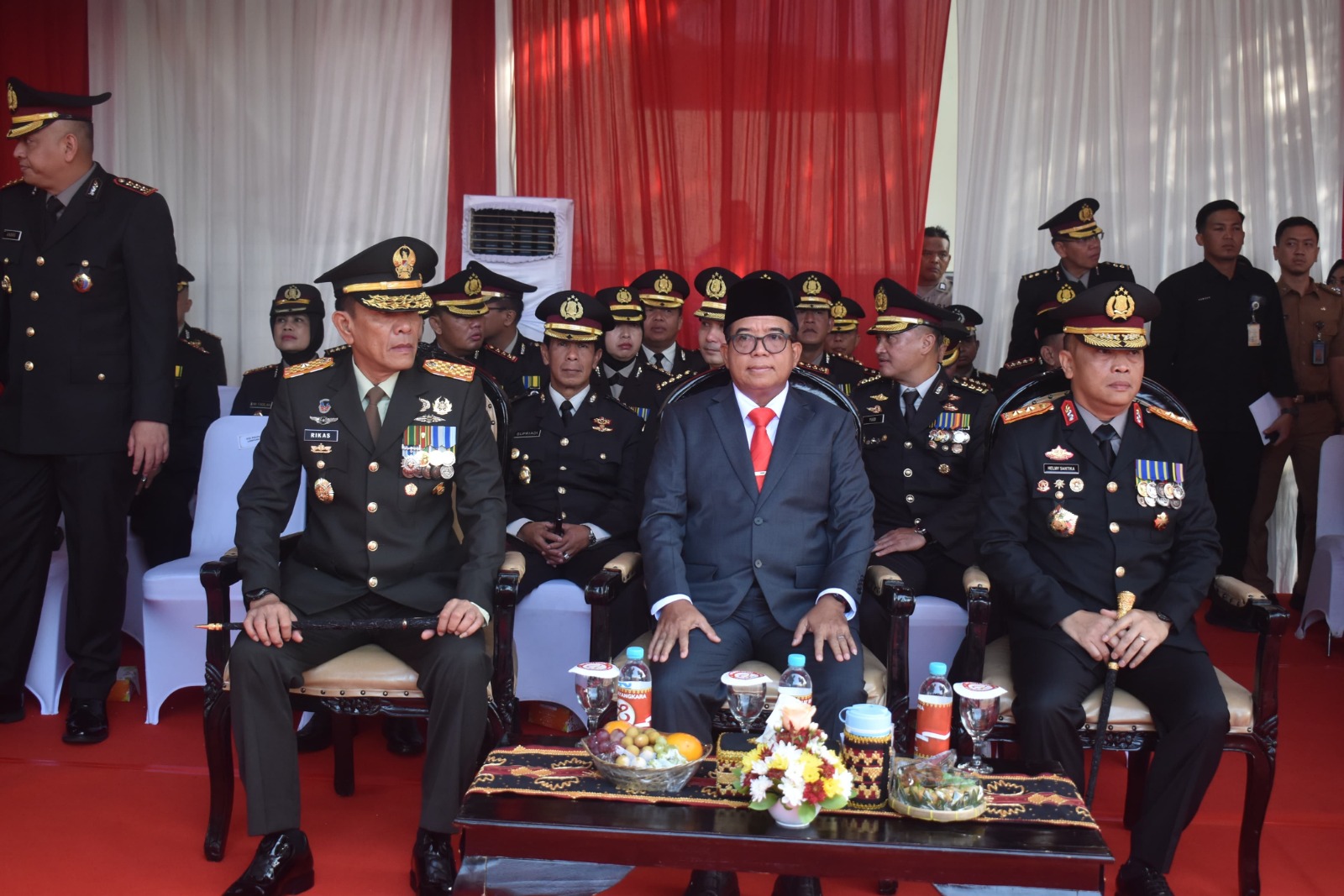 instrukso.i.cid,Lampung – Komandan Korem 043/Gatam Brigjen TNI Rikas Hidayatullah, S.E., M.M., bersama Ketua Persit Kartika Chandra Kirana Koorcab Rem 043 PD II/Sriwijaya Ny. Hanny Rikas Hidayatullah, menghadiri upacara dan syukuran peringatan Hari Ulang Tahun Bhayangkara Ke-78 Tahun 2024, bertempat di Lapangan Polda Lampung Jl.Terusan Ryacudu Way Hui Kecamatan Jati Agung Kabupaten Lampung Selatan. Senin (01/07/2024). Selaku Inspektur Upacara (Irup) peringatan HUT Bhayangkara Ke-78 Tahun 2024 Kapolda Lampung Irjen Pol Helmy Santika, S.H., S.I.K., M.Si., selaku Komandan Upacara (Danup) Danyon C Pelopor Satbrimob Polda Lampung Kompol Ramadhona, S.H., S.I.K., dan dihadiri oleh Pj. Gubernur Lampung, jajaran Forkopimda Provinsi Lampung, Kepala BNN Provinsi Lampung, PJU Polda Lampung, Purnawirawan Polri, Tokoh Masyarakat Lampung, Pimpinan Perusahaan yang ada di Provinsi Lampung dan para tamu undangan. Usai pelaksanaan upacara HUT Bhayangkara Ke-78 Tahun 2024, Kapolda Lampung menyerahkan piagam penghargaan kepada dua orang prajurit Korem 043/Gatam yakni, Kasiops Kasrem 043/Gatam Kolonel Inf Gede Setiawan, atas peran aktif membantu tugas kepolisian dalam memelihara keamanan dan ketertiban masyarakat dan Serda Ahmad Romelan Babinsa Tiyuh Mulya Kencana Koramil 412-01/TBT Kodim 0412/LU, atas peran aktif dalam Lomba Siskamling tingkat Polda Lampung. Kapolda Lampung Irjen Pol Helmy Santika, S.H., S.I.K., M.Si., dalam sambutannya pada acara syukuran menyampaikan, acara syukuran yang dilaksanakan ini adalah sebagai wujud rasa syukur kepada Tuhan Yang Maha Kuasa, atas segala petunjuk dan hidayah-Nya pada segenap keluarga besar Polri, dalam melaksanakan tugas dan tanggung jawabanya mengabdi kepada masyarakat, bangsa dan negara, sehingga mengantarkan Polri mampu memasuki usia yang Ke-78 tahun. “Melalui kegiatan syukuran ini diharapkan dapat dimanfaatkan oleh segenap keluarga besar Polri sebagai sarana untuk melakukan introspeksi, atas pencapaian keberhasilan maupun kendala yang dihadapi dalam pelaksanaan tugas selama ini, peringatan Ke-78 Hari Bhayangkara tahun Ini Mengangkat Tema “Polri Presisi Mendukung Percepatan Transformasi Ekonomi Yang Inklusif dan Berkelanjutan Menuju Indonesia Emas," terangnya. Lebih lanjut Kapolda menjelaskan bahwa tema yang diusung menegaskan bahwa Polri tidak hanya bertanggung jawab dalam menjaga keamanan dan ketertiban masyarakat, tetapi juga memiliki peran strategis dalam mendukung agenda nasional serta kebijakan pemerintah dengan menjaga integritas, profesionalisme, serta kemitraan dengan semua pihak terkait. “Polri berperan sebagai garda terdepan dalam menciptakan kondisi yang mendukung pertumbuhan ekonomi yang berkelanjutan dan kesejahteraan bagi seluruh rakyat Indonesia, saat ini, dalam upaya menuju arah pencapaian visi Indonesia Emas 2045," tegasnya. Di kesempatan tersebut, Komandan Korem 043/Gatam Brigjen TNI Rikas Hidayatullah, S.E., M.M., mengucapkan selamat Hari Bhayangkara Ke-78 tanggal 1 Juli 2024, "Semoga semangat presisi terus tertanam dalam setiap langkah Polri yang profesional modern dan terpercaya, Polri presisi mendukung percepatan transformasi ekonomi yang inklusif dan berkelanjutan menuju Indonesia Emas," pungkasnya.(Suhartono/rls)