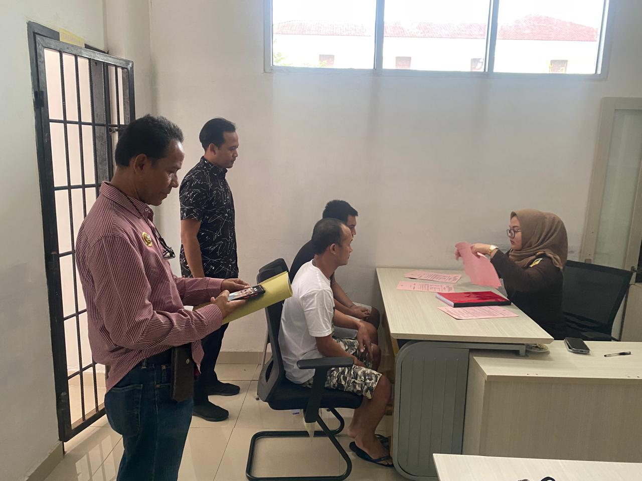 instruksi.co.id,Pringsewu - Penyidik unit Reskrim Polsek Sukoharjo telah melimpahkan dua tersangka pelaku tindak pidana pencurian dengan kekerasan (Curas) modus jambret yang menyebabkan seorang korban tewas dan satu lainnya luka-luka ke Kantor Kejaksaan Negeri Pringsewu. Kapolsek Sukoharjo, Iptu Riyadi, menjelaskan bahwa pelimpahan ini menindaklanjuti surat dari Kepala Kejaksaan Negeri Pringsewu bernomor: B - 572 / L.8.20 / Eoh.1 / 07 / 2024, tertanggal 5 Juli 2024, yang menyatakan bahwa berkas perkara penyidikan sudah lengkap atau P-21. Adapun kedua tersangka yang dilimpahkan tersebut adalah Arif Rafli (21), warga Desa Kaliwungu, Kecamatan Kalirejo, dan Fatruhi (33), warga Desa Purwodadi, Kecamatan Bangunrejo, Kabupaten Lampung Tengah. Kedua tersangka ini sebelumnya ditangkap polisi karena terlibat kasus pencurian dengan kekerasan modus jambret dengan sasaran handphone di Jalan Raya Pekon Bandung Baru, Adiluwih, Pringsewu, pada 19 April 2024 sekitar pukul 19.30 WIB. “Kedua tersangka jambret ini telah kita limpahkan ke pihak Jaksa Penuntut Umum pada Rabu siang kemarin. Pelimpahan ini salah satu upaya memberikan kepastian hukum bagi tersangka sekaligus memberikan rasa keadilan bagi korban dan keluarganya, ” ujar Iptu Riyadi pada Kamis (11/7/2024) siang. Selain kedua tersangka, lanjut Kapolsek, penyidik juga turut menyerahkan sejumlah barang bukti terkait perkara tersebut, antara lain dua unit handphone yang terdiri dari 1 unit Xiaomi tipe Redmi 10 dan 1 unit Xiaomi tipe Redmi 12 milik korban, serta 1 unit sepeda motor Honda CRF bernomor polisi BE 2597 GBJ yang digunakan para pelaku saat melakukan aksi kejahatan. Menurut Iptu Riyadi, kasus ini menjadi pusat perhatian masyarakat karena dalam peristiwa ini, seorang korban bernama Dini Nur Azizah (14), pelajar kelas 2 SMP, tewas, dan seorang rekannya, Nadrotul Hasanah (15), pelajar kelas 3 SMP, mengalami luka-luka akibat kecelakaan lalu lintas tunggal saat berupaya mengejar kedua pelaku yang kabur. "Setelah proses pelimpahan ini, maka wewenang dan tanggung jawab sudah berada di pihak Kejaksaan Negeri Pringsewu untuk meneruskan ke tahap persidangan," tambahnya. Kapolsek menegaskan bahwa dalam proses penyidikan, kedua pelaku dijerat dengan Pasal 365 KUHP tentang pencurian dengan kekerasan dengan ancaman hukuman 12 tahun penjara. Lebih lanjut, ia menegaskan bahwa kepolisian akan menindak tegas setiap pelaku tindak pidana dan memberikan perlindungan hukum serta rasa keadilan bagi korban dan keluarganya. (hikmah/hmspol)