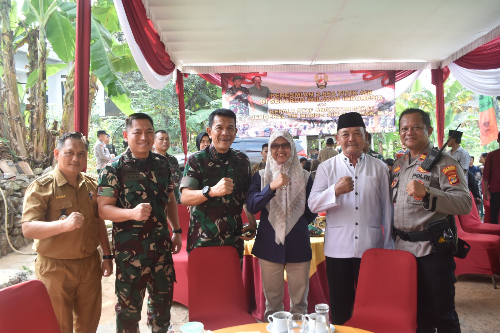 instruksi.co.id,Lampung - Program Tentara Nasional Indonesia Angkatan Darat (TNI AD) Manunggal Air Tahun 2024 secara serentak dilaunching Kepala Staf Angkatan Darat (Kasad) Jenderal TNI Maruli Simanjuntak, M.Sc., yang dilakukan secara virtual dipusatkan di Provinsi NTT (Kupang), Selasa (30/07/2024). Khusus di wilayah Provinsi Lampung dipusatkan di Kampung Sawah RT 4 Lk I Kelurahan Way Gubak Kecamatan Sukabumi Bandar Lampung yang dihadiri Danrem 043/Gatam Brigjen TNI Rikas Hidayatullah, S.E., M.M., Kasiter Kasrem 043/Gatam, Dandim 0410/KBL, Kasdim 0410/KBL. Danrem 043/Gatam Brigjen TNI Rikas Hidayatullah, S.E., M.M., menyampaikan, kegiatan yang dilaksanakan hari ini adalah diresmikannya sebanyak 2.664 titik sumber air yang di bangun oleh Kodim-Kodim di seluruh wilayah Indonesia. “Untuk Kodim Jajaran Korem 043/Gatam sendiri membuat sumur bor sebanyak 10 titik, untuk wilayah Kodim 0410/KBL dipusatkan di Kampung Sawah Kelurahan Way Gubak Kecamatan Sukabumi, dengan tujuan untuk menjaga ketersediaan air bersih sekaligus untuk memenuhi kebutuhan sehari-hari masyarakat Kelurahan Way Gubak,” kata Danrem. Selanjutnya Brigjen TNI Rikas Hidayatullah, S.E., M.M., mengucapkan terima kasih kepada masyarakat Kelurahan Way Gubak, yang telah hadir dan mengikuti kegiatan vicon Program TNI Angkatan Darat. "Tadi kita dengar dan saksikan bersama-sama di daerah Provinsi NTT, daerah tersebut rata-rata berbatu susah air, untuk itu saya menghimbau kepada masyarakat Kelurahan Way Gubak untuk memanfaatkan dan merawat fasilitas yang telah kita buat ini, selain itu saya juga mengajak masyarakat memanfaatkan lahan dengan menanam bawang, cabai dan lain-lainnya untuk memenuhi kebutuhan kita sendiri," pungkasnya. Tampak hadir juga pada kegiatan tersebut, Danramil 410-01/Pjg, Para Pasi Kodim 0410/KBL, Dantim Intel Korem 043/Gatam, Kapolsek Panjang, Camat Sukabumi, Lurah Way Gubak, Tokoh Masyarakat, Tokoh Agama, Tokoh Adat dan Masyarakat Kampung Sawah Kelurahan Way Gubak Bandar Lampung.(Suhartono/rls)