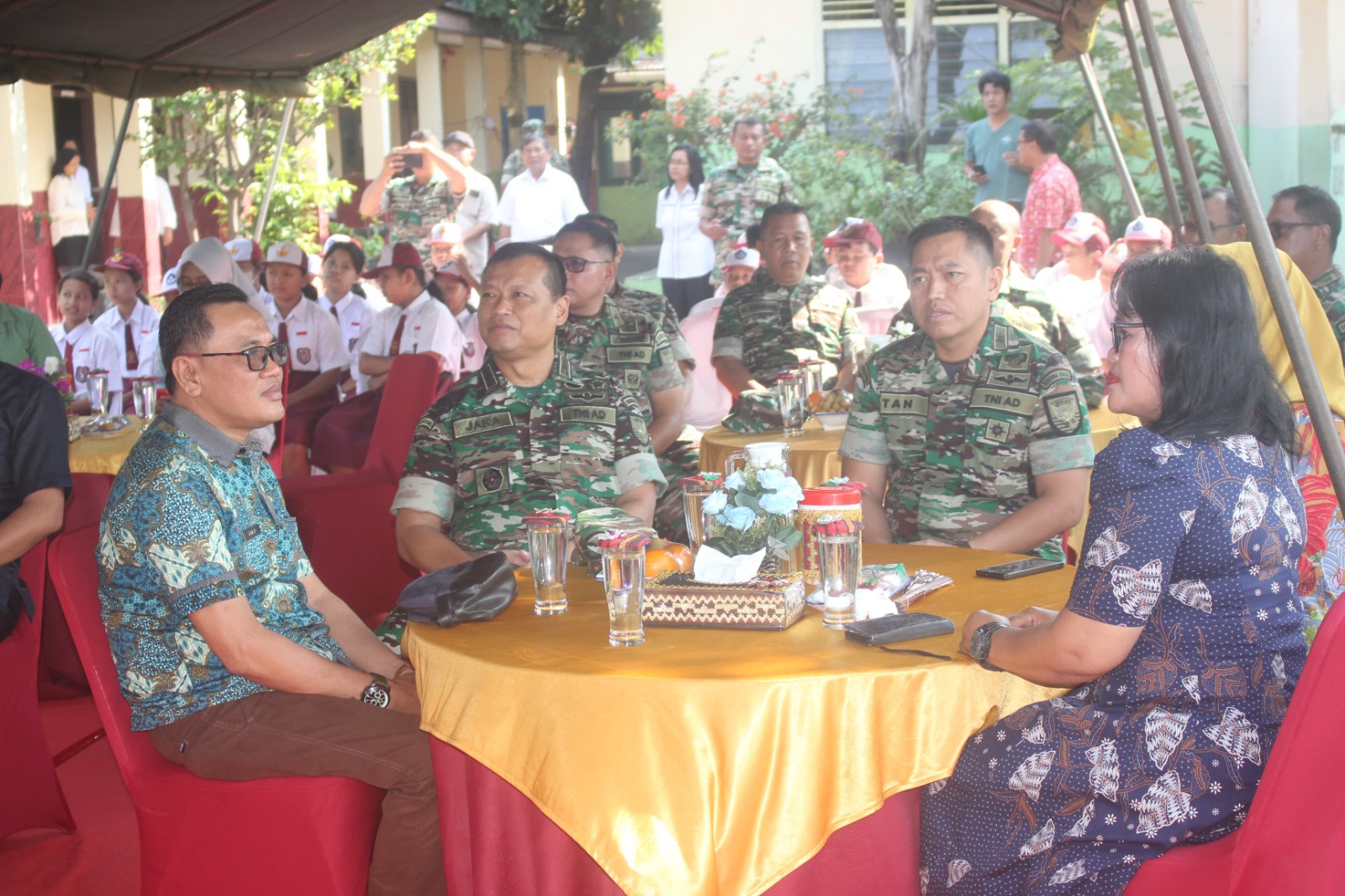 instruksi.co.id,Lampung – Program unggulan Kodam II/Swj tahun 2024, “Dapur Masuk Sekolah” kembali digelar di wilayah Korem 043/Gatam yakni di SD Sejahtera 1, Jl. Kangguru Kelurahan Sidodadi, Kecamatan Kedaton Bandar Lampung. Jum’at (26/07/2024). Turut hadir dalam kegiatan tersebut, Dandim 0410/KBL Kolonel Arh Tan Kurniawan, S.A.P., M.I.Pol., perwakilan Dinas Pendidikan Provinsi Lampung, Para Pasi Jajaran Kodim 0410/KBL, Para Danramil Jajaran Kodim 0410/KBL, Wakapolsek Kedaton dan Lurah Sidodadi. Danrem 043/Gatam Brigjen TNI Rikas Hidayatullah, S.E., M.M., dalam sambutannya yang disampaikan Kasiter Kasrem 043/Gatam Kolonel Inf Jaka Sutanta, S.Sos., mengatakan program unggulan Dapur Masuk Sekolah yang saat ini kita laksanakan di SD Sejahtera 1 Kedaton, merupakan gagasan dan buah pikir dari Bapak Pangdam II/Swj. “Dapur Masuk Sekolah selanjutnya menjadi program unggulan Kodam II/Sriwijaya, sebagai upaya mendukung pemerintah daerah guna menekan angka stunting di wilayah, kegiatan Dapur Masuk Sekolah ini juga merupakan tindak lanjut dari perintah Bapak Kasad,“ terangnya. Selanjutnya Danrem menjelaskan, kegiatan Dapur Masuk Sekolah dilaksanakan dalam rangka memberikan makanan sehat untuk anak-anak dengan harapan, dengan diselenggarakan Dapur Masuk Sekolah dapat memberikan dampak yang positif kepada para siswa. “Dengan gizi yang baik tentu akan membuat badan menjadi sehat, menimbulkan semangat untuk belajar sehingga dapat meraih prestasi, selain itu kegiatan ini juga diharapkan anak-anak kita memiliki motivasi yang lebih baik lagi, kegiatan Dapur Masuk Sekolah ini kedepannya akan terus dilaksanakan dengan sasaran sekolah-sekolah yang berada di wilayah Kota Bandar Lampung,“ pungkasnya.(Suhartono/rls)