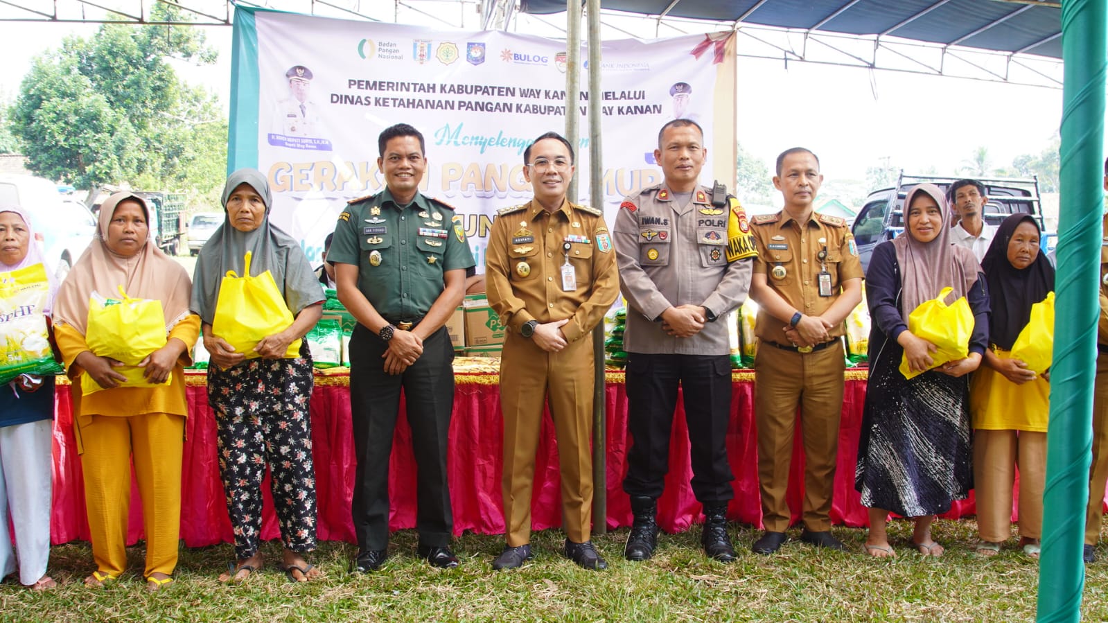 instruksi.co.id, Way Kanan - Pemerintah Kabupaten Way Kanan melalui Dinas Ketahanan pangan menyelenggarakan kegiatan Gerakan Pangan Murah (GPM) di Kampung Bandar Agung, Kecamatan Banjit, Senin (29/7/2024). Hadir dalam kegiatan GPM tersebut, Bupati Way Kanan Raden Adipati Surya, Kapolres Way Kanan yang diwakili oleh Wakapolres, Dandim Way Kanan, Ketua DPRD Way Kanan dan perwakilan Forkopimda lainnya, Kepala Dinas (Kepala) Ketahanan pangan, Sosial, Perindustrian Perdagangan. Saat dikonfirmasi Bupati Way Kanan Raden Adipati Surya melalui Kadis Ketahanan pangan Riva Adi Candra menerangkan bahwa kegiatan Gerakan Pangan Murah ini dilaksanakan untuk pengentasan miskin ekstrem dan keluarga beresiko Stunting di Kabupaten Way Kanan, sekaligus juga dalam rangka memperingati Hari Ulang Tahun Badan Pangan Nasional (Bapanas) yang ke 3. "Adapun maksud dan tujuan Kegiatan GPM ini adalah dalam rangka Menjaga stabilisasi pasokan dan harga pangan pokok dan strategis, baik di tingkat produsen maupun konsumen, serta untuk meningkatkan keterjangkauan dan daya beli pangan pokok dan strategis bagi masyarakat," ungkap Kadis Candra. Lebih lanjut Kadis mengatakan, adapun sasaran dari Kegiatan Gelar Pangan Murah ini adalah tersalurkannya bahan pangan pokok dan strategis dengan rincian sebagai berikut: Beras Pelaku Usaha, Beras Medium, Cabai Merah + Rawit, Bawang Merah + Putih, Telur, Ayam Ras, Gula Putih, Minyak Goreng. Pelaku Usaha Pangan, Bulog Sub Divre Lampura, Poktan Cabai, Distributor Bawang Distributor Telur, PSMI, Distributor Minyak Goreng. Sedangkan partisipan kegiatan Gelar Pangan Murah ini antara lain, Perum Bulog Cabang Lampung Utara, Asosiasi Petani Cabai, Asosiasi Peternak, Pelaku Usaha Pangan Beras, Telur dll, dan Perusahaan swasta yang juga turut mensukseskan kegiatan ini adalah PT. PSMI. "Adapun Anggaran atau biaya untuk pelaksanaan kegiatan ini berasal dari APBD Kabupaten Way Kanan dan APBN Badan Pangan Nasional," pungkasnya.(Rojali/rls)