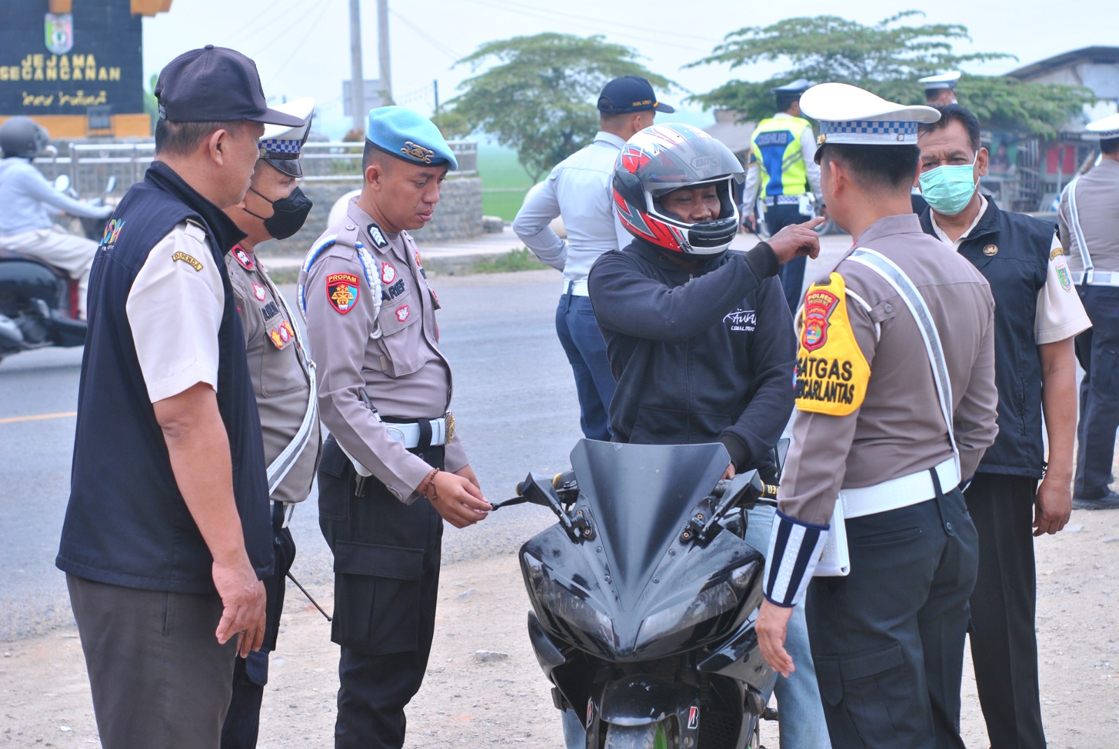 instruksi.co.id,Pringsewu - Kepolisian Resor (Polres) Pringsewu mengadakan Operasi Patuh di Jalan Lintas Barat Sumatera, tepatnya di Simpang Tugu Gajah, Pringsewu pada hari Kamis (18/7/2024). Kegiatan ini bertujuan untuk meningkatkan kesadaran masyarakat akan pentingnya berlalu lintas yang aman dan tertib. Tidak hanya melibatkan pihak kepolisian, kegiatan ini juga menggandeng sejumlah stake holder terkait, seperti Jasa Raharja, Dinas Perhubungan, dan Badan Pendapatan Daerah. Kerja sama ini merupakan bentuk sinergi dalam menciptakan kondisi lalu lintas yang lebih baik dan menekan angka pelanggaran serta kecelakaan di jalan raya. Dalam operasi tersebut, para petugas melakukan pengecekan terhadap kelengkapan surat-surat kendaraan, penggunaan helm bagi pengendara sepeda motor, serta kepatuhan terhadap rambu-rambu lalu lintas. Selain itu, dilakukan juga edukasi kepada masyarakat mengenai pentingnya keselamatan berkendara. Kapolres Pringsewu, AKBP Benny Prasetya melalui Kasat Lantas Iptu David Pulner menyatakan bahwa Operasi Patuh ini adalah upaya preventif untuk mendisiplinkan masyarakat dalam berlalu lintas serta menurunkan angka kecelakaan yang sering terjadi di wilayah tersebut. "Dengan adanya operasi ini, kami berharap masyarakat lebih sadar akan pentingnya keselamatan di jalan dan mematuhi aturan yang ada," ujarnya. Iptu David berharap, Operasi Patuh yang dilaksanakan di Pringsewu ini dapat memberikan dampak positif dalam jangka panjang, menciptakan budaya berlalu lintas yang lebih baik, dan menjadikan jalan raya sebagai tempat yang lebih aman bagi seluruh pengguna jalan. (hikmah/hmspol)