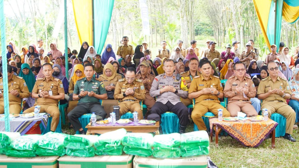 instruksi.co.id, Way Kanan - Pemerintah Kabupaten Way Kanan melalui Dinas Ketahanan pangan menyelenggarakan kegiatan Gerakan Pangan Murah (GPM) di Kampung Bandar Agung, Kecamatan Banjit, Senin (29/7/2024).Hadir dalam kegiatan GPM tersebut, Bupati Way Kanan Raden Adipati Surya, Kapolres Way Kanan yang diwakili oleh Wakapolres, Dandim Way Kanan, Ketua DPRD Way Kanan dan perwakilan Forkopimda lainnya, Kepala Dinas (Kepala) Ketahanan pangan, Sosial, Perindustrian Perdagangan. Saat dikonfirmasi Bupati Way Kanan Raden Adipati Surya melalui Kadis Ketahanan pangan Riva Adi Candra menerangkan bahwa kegiatan Gerakan Pangan Murah ini dilaksanakan untuk pengentasan miskin ekstrem dan keluarga beresiko Stunting di Kabupaten Way Kanan, sekaligus juga dalam rangka memperingati Hari Ulang Tahun Badan Pangan Nasional (Bapanas) yang ke 3. "Adapun maksud dan tujuan Kegiatan GPM ini adalah dalam rangka Menjaga stabilisasi pasokan dan harga pangan pokok dan strategis, baik di tingkat produsen maupun konsumen, serta untuk meningkatkan keterjangkauan dan daya beli pangan pokok dan strategis bagi masyarakat," ungkap Kadis Candra. Lebih lanjut Kadis mengatakan, adapun sasaran dari Kegiatan Gelar Pangan Murah ini adalah tersalurkannya bahan pangan pokok dan strategis dengan rincian sebagai berikut: Beras Pelaku Usaha, Beras Medium, Cabai Merah + Rawit, Bawang Merah + Putih, Telur, Ayam Ras, Gula Putih, Minyak Goreng. Pelaku Usaha Pangan, Bulog Sub Divre Lampura, Poktan Cabai, Distributor Bawang Distributor Telur, PSMI, Distributor Minyak Goreng. Sedangkan partisipan kegiatan Gelar Pangan Murah ini antara lain, Perum Bulog Cabang Lampung Utara, Asosiasi Petani Cabai, Asosiasi Peternak, Pelaku Usaha Pangan Beras, Telur dll, dan Perusahaan swasta yang juga turut mensukseskan kegiatan ini adalah PT. PSMI. "Adapun Anggaran atau biaya untuk pelaksanaan kegiatan ini berasal dari APBD Kabupaten Way Kanan dan APBN Badan Pangan Nasional," pungkasnya.(Rojali/rls)