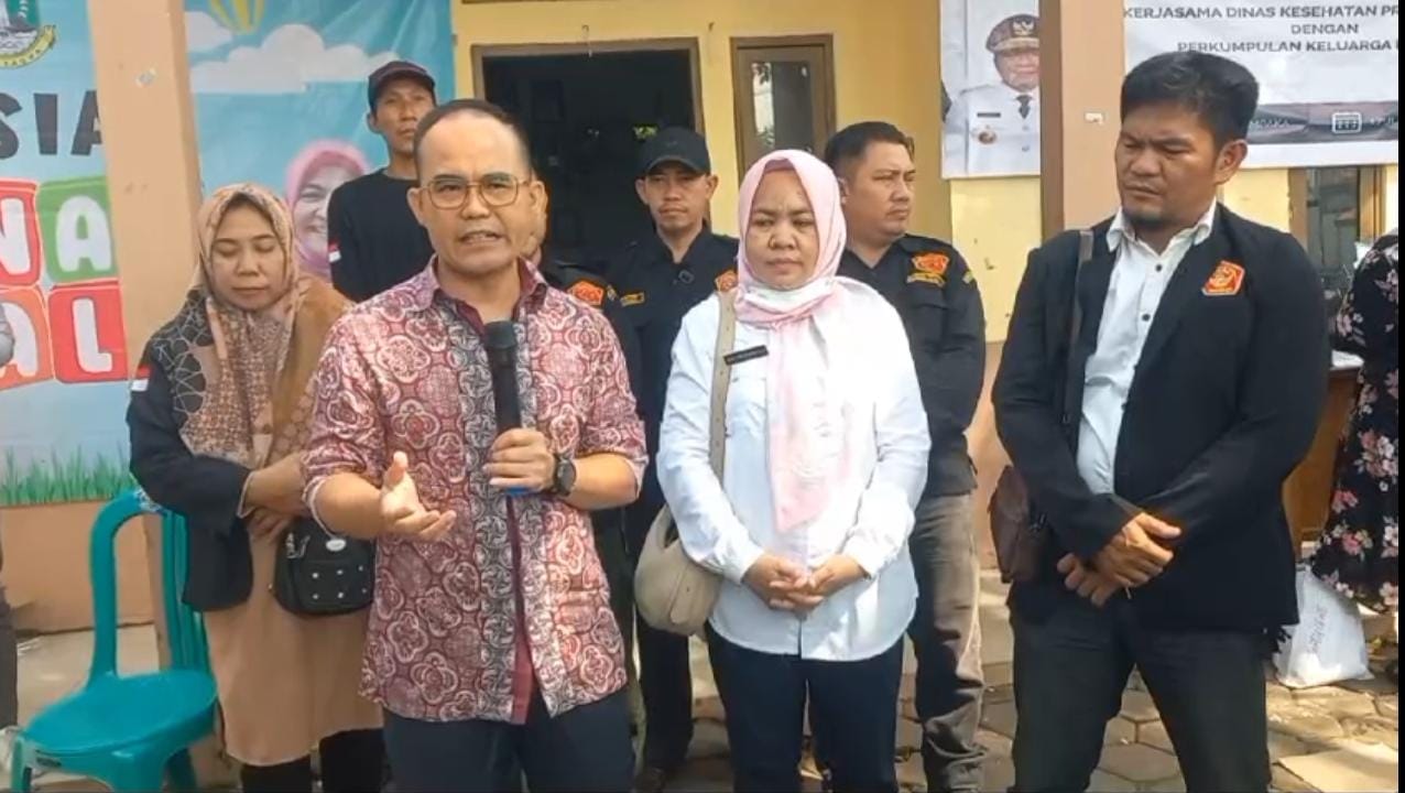 instruksi.co.id, Banten - DR. Yeremia Mendrofa, ST., MM., MBA selaku Ketua Komisi V DPRD Banten hadir ditengah masyarakat dalam giat sosial sunatan massal. Kegiatan ini dalam rangkaian HUT ke-1 Perkumpulan keluarga Kostrat. Rabu (17/7/2024) Bakti sosial ini atas kerjasama Dinas kesehatan Provinsi Banten dengan perkumpulan keluarga kostrat. Puncak kegiatan HUT yang ke-1 ini akan diselenggarakan pada 28 Juli 2024 bertempat di alun-alun Serang - Banten.Sementara itu rangkaian kegiatan yang dahulukan yaitu bakti sosial sunatan massal, kegiatan ini kerjasama antara kostrat bersama komisi V DPR Provinsi Banten dan juga Kepala Dinas Kesehatan Provinsi Banten. Sementara itu untuk bulan Juli sendiri ada dua titik kegiatan, satu titik tanggal 16 Juli itu dilakukan di desa Sukamulya Kecamatan Cikupa kabupaten Tangerang provinsi Banten. Kegiatan yang kedua dilakukan tanggal 17 Juli 2024, Itu dilakukan di Desa Cempaka Kecamatan Cisoka Kabupaten Tangerang. Pada dua titik kegiatan tersebut Dr. Yeremia Mendrofa selaku anggota DPRD dari komisi V Provinsi Banten hadir, untuk mewujudkan semangat dan support kepada masyarakat. Dalam kesempatan itu beliau juga mengapresiasi atas kegiatan-kegiatan yang selama ini dilakukan oleh paguyuban Kostrat. Untuk merasakan ataupun memberikan dampak langsung ke masyarakat program-program dari Kostrat terutama program baksos khitanan massal dan beliau juga berharap kedepannya semakin suksesnya yang semakin bisa berkontribusi, ataupun memberikan contoh sebagai paguyuban ataupun persatuan buat paguyuban yang lain. Untuk peserta rata-rata baik di Sukamulya maupun di Desa Cempaka itu kurang lebih sekitar satu titiknya 20 orang, dikarenakan bertepatan dengan penerimaan siswa baru. Jadi tidak semua bisa terpenuhi kuota yang diberikan oleh DPRD Provinsi Banten dan Dinkes Provinsi, namun pada dasarnya baik DPRD Provinsi Banten dan juga Dinkes juga sangat memahami situasi ini. Dalam kegiatan di Desa Cempaka itu dihadiri ketua harian kostrat Jailani, S.H juga sebagai ketua panitia Hut ke-1 Kostrat dan juga dihadiri waketum 2 yaitu Khatam, S.H yang hadir di Cempaka karena ketua umum sedang ada kegiatan yang lain. Dalam kesempatan itu Dr. Yeremia Mendrofa menyampaikan ucapan terimakasih serta apresiasi atas terselenggaranya giat ini. "Kegiatan Kostrat melakukan bakti sosial di tengah-tengah masyarakat sangat saya apresiasi dan inilah wujud daripada sebuah organisasi sebuah paguyuban, bisa dirasakan oleh masyarakat banyak, saya ketua komisi V yang membidangi berkaitan Kesejahteraan Rakyat. Apa yang kami lakukan di DPRD bersama dengan Pak Gubernur dalam rangka meningkatkan kesejahteraan masyarakat, tanpa adanya melibatkan semua masyarakat Kostrat tidak ada artinya tetapi ketika kita bersama-sama bergandeng tangan seperti pada hari ini, ini sangat luar biasa sekali. Sehingga kehadiran kostrat kehadiran paguyuban yang ada di seluruh Provinsi Banten bisa dirasakan oleh masyarakat. Terima kasih kepada Dinas Kesehatan yang juga telah fasilitasi acara sosial sunatan massal pada hari ini ," ujarnya.(Rojali)