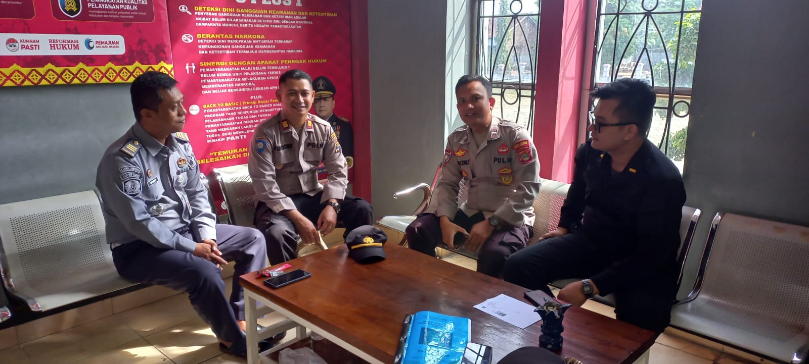 instruksi.co.id, Waykanan - Satuan Binmas Polres Way Kanan melaksanakan kegiatan pembinaan dan koordinasi (Binkor) terhadap Kepolisian Khusus Pemasyarakatan (Polsuspas) di Lembaga Pemasyarakatan Kelas II B Way Kanan. Rabu (10/07/2024). Kehadiran Kasatbinmas Polres Way Kanan AKP Sundoro bersama personel Satuan Binmas Polres Way Kanan, untuk meningkatkan sinergi, kerjasama dan kekompakan antara Lapas dan Kepolisian di wilayah Kabupaten Way Kanan. Kapolres Way Kanan AKBP Pratomo Widodo melalui Kasatbinmas AKP Sundoro menyampaikan kunjungan dan silaturahmi di Lapas Kelas IIB Kabupaten Way Kanan guna menjalin dan memudahkan komunikasi dan kerjasama dalam pelaksanaan tugas bersama ke depannya,”sambungnya. Sebagaimana fungsi Lembaga Pemasyarakatan, tidak lagi semata-mata untuk menghukum orang-orang yang melakukan kejahatan tetapi lebih kepada upaya pemasyarakatan terpidana. Tentunya dengan adanya penguatan Binkor Polsus bagi satuan Polsuspas di Lapas ini dapat meningkatkan pemahaman tugas dan fungsi Kepolisian Khusus bagi para pegawai Lapas, baik itu staf maupun petugas pengamanan,”harap AKP Sundoro. Kalapas Kelas II B Way Kanan Syarpani menyambut baik kedatangan Satuan Binmas Polres Way Kanan selain untuk memperkuat komunikasi dan sinergitas antara berbagai pihak sesuai dengan tugas pokok masing-masing. Ia berharap akan menjadi langkah awal yang baik dalam pemeliharaan kamtibmas (keamanan dan ketertiban masyarakat) di lingkungan Lapas maupun di Wilayah Kabupaten Way Kanan.(Rojali/rls))