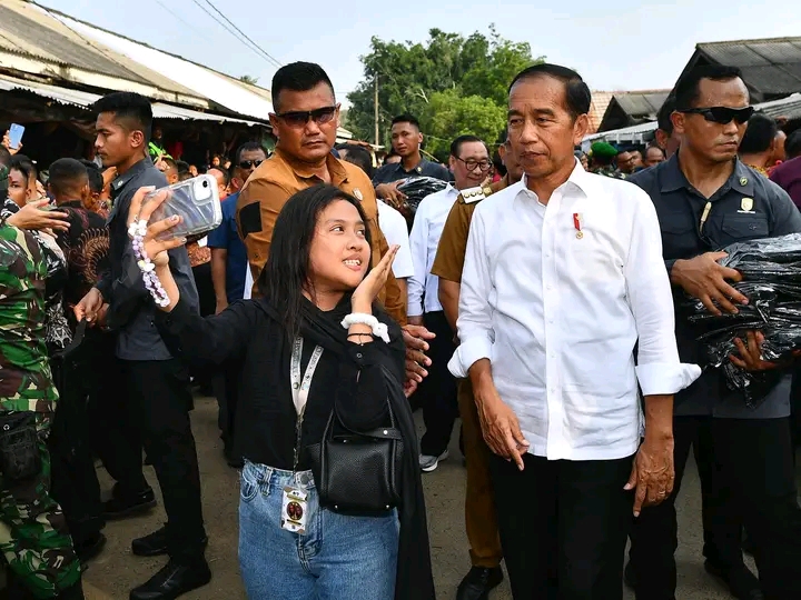 instruksi.co.id, Lampung Utara - Kedatangan Presiden Joko Widodo ke Pasar Sentral Kotabumi, Kabupaten Lampung Utara, Provinsi Lampung pada Kamis, 11 Juli 2024, disambut hangat oleh warga setempat. Lautan masyarakat tampak antusias menunggu kedatangan Kepala Negara, yang hadir untuk melihat langsung kondisi pasar dan berinteraksi dengan para pedagang serta pembeli. Animo masyarakat yang tinggi dikarenakan ini adalah kunjungan Presiden RI ke Kabupaten Lampung Utata setelah terakhir kali dilakukan oleh Presiden kedua RI, Soeharto, 40 tahun lalu, tepatnya pada 22 April 1984. Salah satu warga, Siti, mengungkapkan kebahagiaannya dapat bersalaman dengan Presiden. “Alhamdulillah. Ya Allah sudah mimpi dua kali ketemu Pak Jokowi. Enggak sempat foto, tapi alhamdulillah salaman,” kata Siti. Meski hanya sempat salaman, Siti merasa sangat terharu dan menyampaikan harapan agar Presiden Jokowi sehat terus dan sukses selalu. Sri Wahyuni, seorang pedagang di pasar, juga mendapat kesempatan berharga untuk berinteraksi langsung dengan Presiden. Sri juga mendapatkan bantuan modal kerja dari Presiden Jokowi yang akan ia gunakan untuk menambah modal usaha. “Alhamdulillah senang, terima kasih. Baru seumur ini ketemu Pak Presiden,” tambahnya dengan senyum. Ana, warga lainnya yang berkesempatan berfoto bersama dengan Presiden, mengungkapkan rasa cintanya kepada Presiden Jokowi. Ia pun berharap Indonesia makin maju hingga dirasakan ke seluruh pelosok negeri. “Harapannya semoga Indonesia makin maju, terus itu diperhatikan untuk bagian dalam-dalamnya. Ya jangan di kota-kota saja tapi di daerah pelosok-pelosok harus diperhatikan,” tuturnya. Rosada, warga yang berprofesi sebagai guru, juga merasa senang karena berjumpa langsung dengan Presiden. Dia berharap kunjungan ini akan membawa perubahan positif untuk Lampung Utara, khususnya dalam hal infrastruktur dan kestabilan harga sembako. “Harapan biar Lampung Utara makin maju. Jalan-jalan yang berlubang enggak ada lubangnya lagi, enggak bergelombang, sudah itu kalau bisa sembako diturunkan harganya,” tutur Rosada. Kunjungan Presiden Jokowi tidak hanya meninggalkan kesan mendalam bagi warga, tetapi juga menegaskan komitmen Presiden untuk terus mendengarkan dan merespons langsung aspirasi masyarakat dari berbagai daerah di Indonesia. Turut mendampingi Presiden dalam kunjungan tersebut yakni Menteri Perdagangan Zulkifli Hasan, Menteri Pekerjaan Umum dan Perumahan Rakyat Basuki Hadimuljono, Menteri Dalam Negeri Tito Karnavian, Menteri Pertanian Andi Amran Sulaiman, Pj. Gubernur Lampung Samsudin, dan Pj. Bupati Lampung Utara Aswarodi.(Rojali/rls)