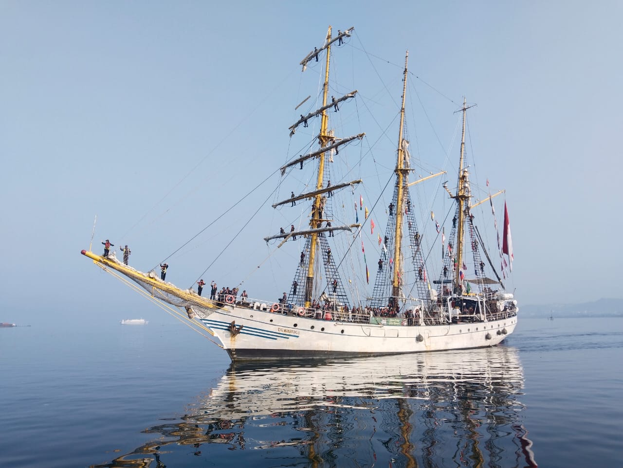 instruksi.co.id,Lampung - Setelah menjalani pelayaran bersama 75 laskar terpilih dari setiap provinsi dalam rangka Muhibah Budaya Jalur Rempah di 7 Kota, KRI Dewaruci dan Laskar Muhibah Jalur Rempah bertolak dari Bandar Lampung menuju etape terakhir ke Jakarta dari Dermaga Pelindo Panjang Bandar Lampung. Minggu (14/7/2024). Seperti yang kita ketahui, Kapal legendaris KRI Dewaruci merupakan latihan Taruna Akademi TNI Angkatan Laut sekaligus Kapal Diplomasi yang memperkuat jajaran TNI AL sejak tahun 1953, telah melaksanakan dua kali pelayaran muhibah keliling dunia mengarungi 7 (tujuh) samudra serta 5 (lima) benua. Pada acara pelepasan dihadiri oleh Walikota Bandar Lampung Hj. Eva Dwiana, Danlanal Lampung Kolonel Laut (P) Dwi Atmojo, Dirjen Kebudayaan Prov. Lampung Drs. Siswanto, Plh Sekda Prov. Lampung Drs. Sukarma Wijaya serta Kepala Balai Pelestarian Kebudayaan. Dalam sambutannya, Walikota Bandar Lampung menyampaikan "atas nama Kota Bandar Lampung kami mengucapkan terimakasih kepada pihak Kementerian Pendidikan, Kebudayaan, Riset dan Teknologi serta TNI Angkatan Laut yang telah memilih Kota Bandar Lampung sebagai salah satu titik yang terkoneksi dengan jalur yang bersejarah yakni sebagai tempat pelaksanaan Program Muhibah Budaya Jalur Rempah Kemendikbudristek RI sehingga semakin mengukuhkan Kota Bandar Lampung sebagai jalur penting di Indonesia melintasi Selat Malaka", ungkapnya. "Program ini tidak hanya mempromosikan kekayaan budaya Indonesia, namun juga memperkuat diplomasi dengan negara sahabat, untuk itu saya mengajak kita semua bersama-sama bersinergi dalam upaya mempertahankan kejayaan jalur rempah di Indonesia, serta menumbuh-kembangkan kecintaan dan kesadaran generasi muda akan kearifan lokal", tandasnya.(Suhartono/rls)