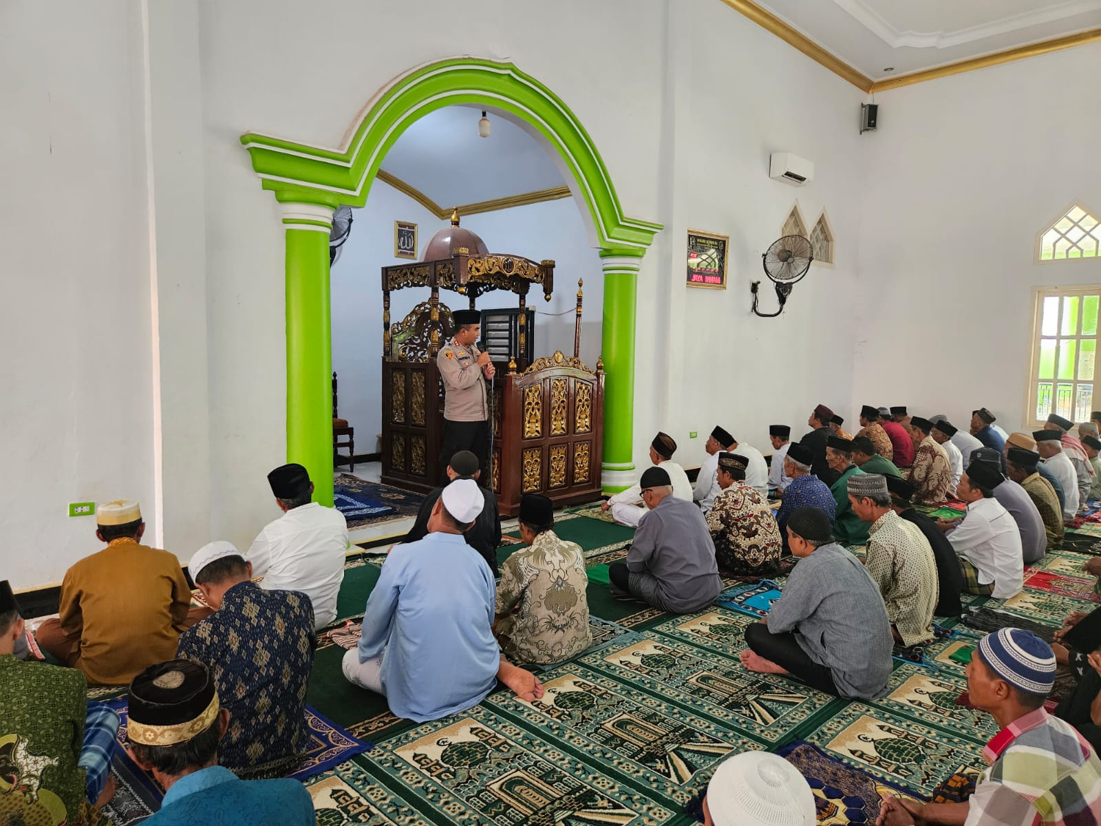 instruksi.co.id, Way Kanan - Menjelang kontestasi Pilkada 2024 Kapolres Way Kanan menitipkan pesan – pesan kamtibmas usai Salat Jum’at berjama’ah bersama warga di Masjid Al-Ikhlas Kampung Bumi Jaya Kecamatan Negara Batin Kabupaten Way Kanan. Jum’at (19/07/2024). Kapolres Way Kanan AKBP Pratomo Widodo menjelaskan kegiatan ini sebagai upaya cooling system dan merupakan komitmen kami (Polri) dalam menjaga stabilitas keamanan menjelang Pilkada 2024 agar berjalan aman, lancar, kondusif dan demokratis. Mewujudkan Pilkada yang aman, tertib dan sejuk tidak semata-mata merupakan tugas Kepolisian saja. Melainkan, perlu kerjasama dan keterlibatan berbagai pihak, sehingga kami berharap agar Polri dan masyarakat saling mendukung dan menyukseskan Pilkada 2024 tahun ini, kemudian jangan mudah terprovokasi dan jangan merusak tali silahturhami," ujarnya. "Harapan besar kami di Pilkada tahun 2024 ini, semua tahapan bisa dilewati dengan baik dan apabila kerja sama dan kemitraan yang baik sudah terjalin maka akan mudah untuk mewujudkan kondusifitas di wilayah,"pungkasnya.(Rojali/hmspol)