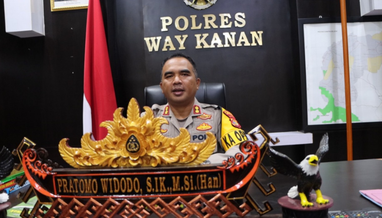 instruksi.co.id, Way Kanan - Kapolres Way Kanan Polda Lampung AKBP Pratomo Widodo kembali mengingatkan personelnya untuk menjaga netralitas dalam Pilkada 2024 saat selepas pelaksanaan apel pagi di Polres Way Kanan. Sabtu (20/07/2024). Kapolres Way Kanan AKBP Pratomo Widodo mengatakan memasuki Pilkada tahun 2024 ini kepada personel dan Jajaranya untuk menghindari politik praktis, netralitas harga mati dan menjaga nama baik Institusi. "Jadi personel Polri harus memahami ini, dalam memberikan pelayanan kepada masyarakat dan menjadi tumpuan masyarakat untuk menjadi motor agar menciptakan Pilkada 2024 tahun ini yang sehat, kompetitif dan aman di wilayah masing masing." ujar orang nomor satu di Polres Way Kanan. Berkaitan Pilkada 2024, Kapolres menjelaskan selain mampu menjamin keamanan yang paling utama junjung tinggi komitmen netralitas dan integritas Polri. "Untuk itu, jangan mudah terpancing situasi, tak bertindak gegabah. Meskipun ada keluarganya yang ikut mencalonkan diri, untuk tidak berpihak dari segala bentuk pengaruh manapun dan tidak memihak kepada kepentingan siapapun,"tegasnya.(Rojali/rls)