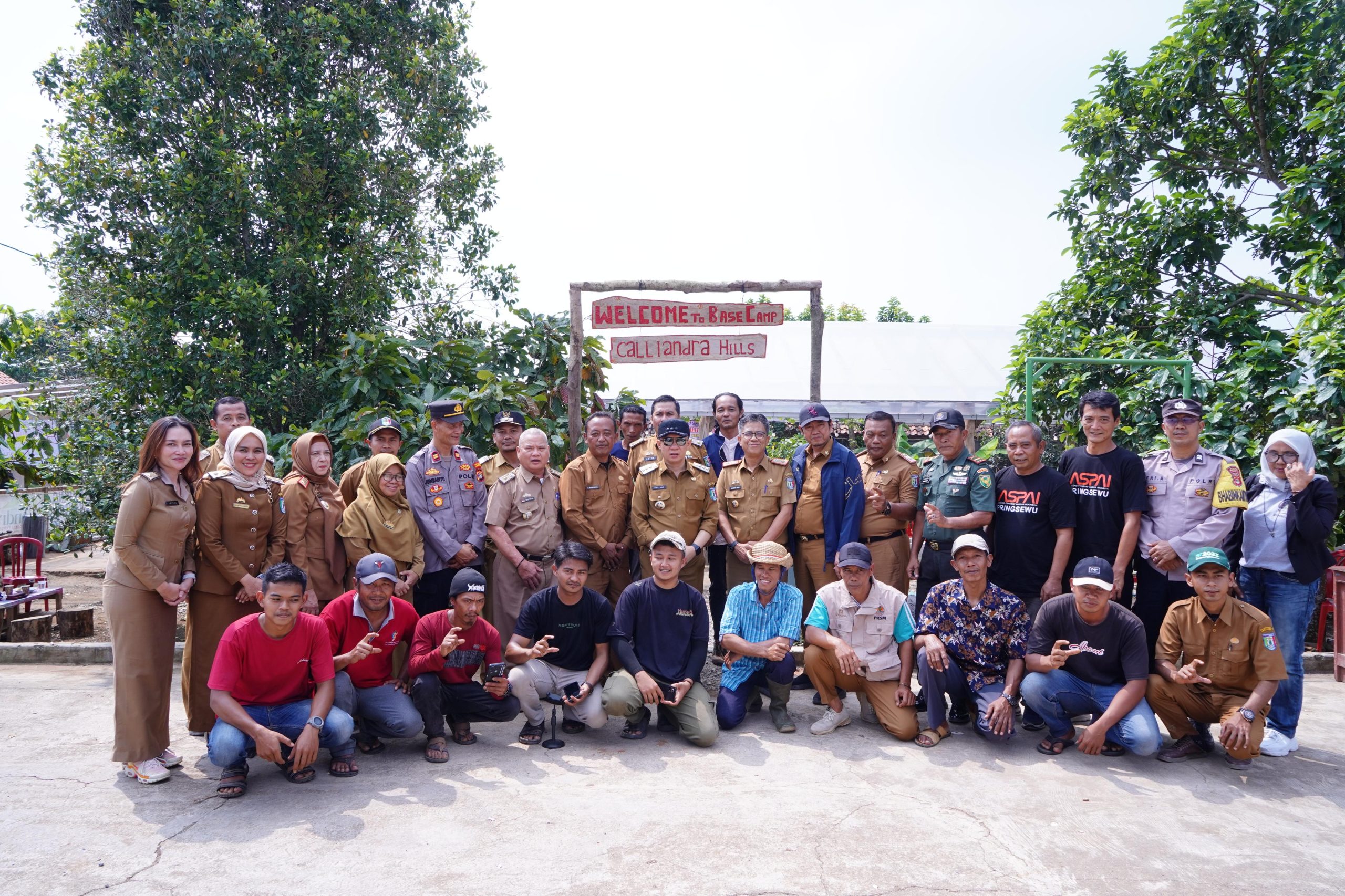 instruksi.co.id, Pringsewu - Penjabat (Pj) Bupati Pringsewu, Dr. Marindo Kurniawan, ST., MM, melakukan kunjungan ke BaseCamp Calliandra Hills yang terletak di Pekon Selapan, Kecamatan Pardasuka. Kunjungan ini didampingi oleh Asisten Bidang Pemerintahan, Ihsan Hendrawan, Asisten Bidang Perekonomian dan Pembangunan, Masykur Hasan, serta jajaran Kepala Organisasi Perangkat Daerah (OPD) dan Camat. Selasa (30/7/2024). Dalam kunjungan tersebut, Pj Bupati Pringsewu beserta rombongan melakukan tinjauan langsung ke berbagai fasilitas yang ada di Calliandra Hills. Kunjungan ini bertujuan untuk mengevaluasi perkembangan serta potensi yang dapat dioptimalkan dari kawasan wisata ini untuk mendukung perekonomian daerah. Dr. Marindo Kurniawan menyampaikan apresiasinya terhadap perkembangan BaseCamp Calliandra Hills dan berharap tempat ini dapat menjadi salah satu destinasi unggulan yang mendukung pengembangan ekonomi lokal serta meningkatkan kesejahteraan masyarakat sekitar. Kegiatan ini merupakan bagian dari upaya pemerintah daerah untuk memperkuat sinergi antara berbagai pihak dalam pengembangan sektor pariwisata dan ekonomi lokal.(hikmah/hmskab)