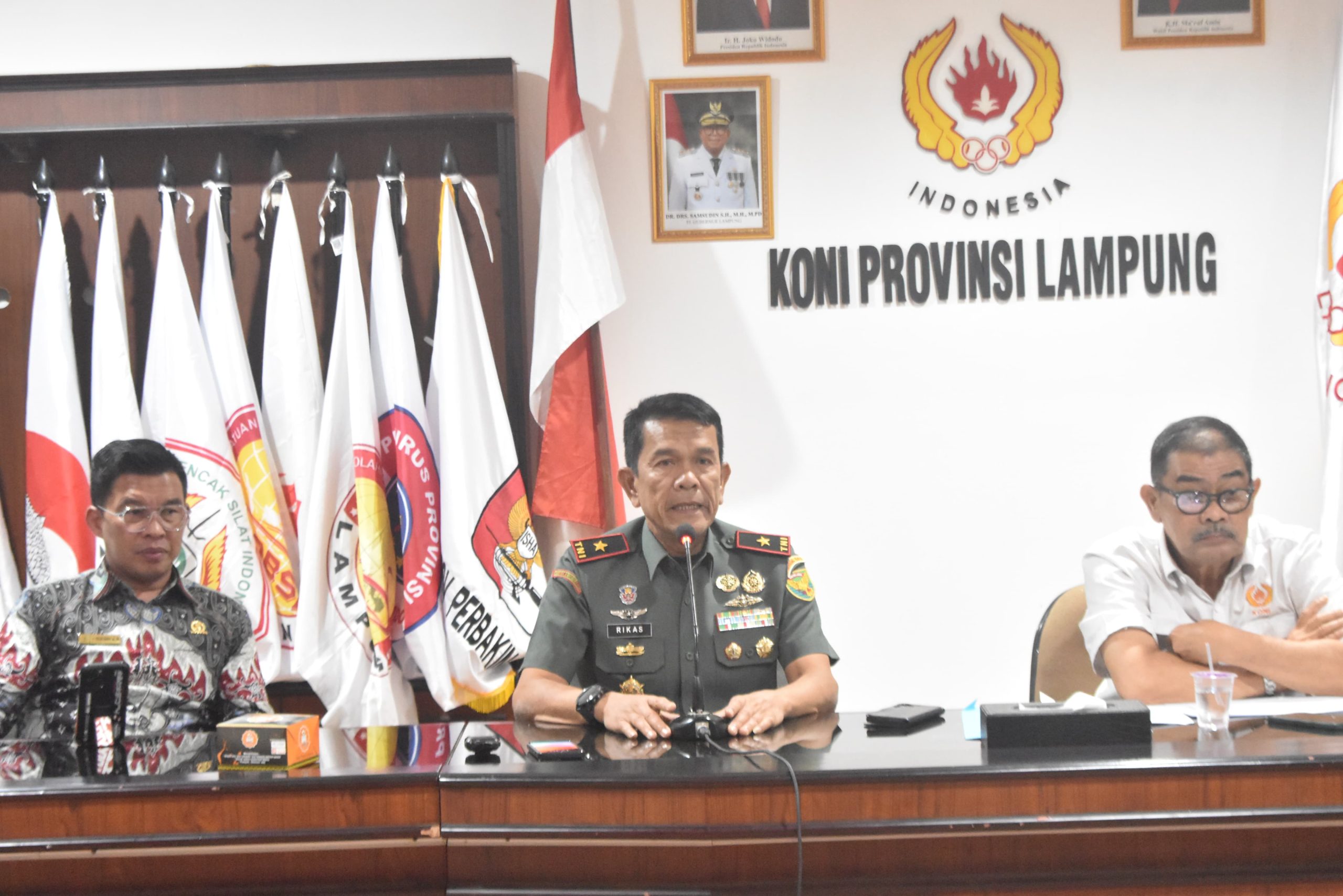 instruksi.co.id,Lampung - Komandan Korem 043/Gatam Brigjen TNI Rikas Hidayatullah, S.E., M.M., Selasa (16/07/2024) menghadiri Rapat Persiapan PON Ke XXI Tahun 2024 di Provinsi Aceh dan Sumatera Utara bertempat di Kantor KONI Provinsi Lampung Jl. Sumpah Pemuda PKOR Way Halim Bandar Lampung. Rapat Persiapan PON Ke XXI Tahun 2024 Di Provinsi Aceh dan Sumatera Utara, langsung dipimpin Ketua Harian KONI Provinsi Lampung Brigjen TNI (Purn) Amalsyah Tarmizi, S.I.P., juga dihadiri Wakapolda Lampung Brigjen Pol Ahmad Ramadhan, S.H., M.Si., M.H., dan Wakil Ketua KONI Provinsi Lampung Dr. H. Yanuar Irawan, S.E., M.M. Di kesempatan tersebut Komandan Korem 043/Gatam Brigjen TNI Rikas Hidayatullah, S.E., M.M., menyampaikan PON Ke XXI Tahun 2024 Di Provinsi Aceh dan Sumatera Utara, merupakan tanggung jawab besar yang diletakkan di pundak kita semua. "Disini juga, saya ingin menyampaikan tidak ada orang yang sempurna dan tidak ada orang yang bisa berdiri sendiri, kita juga bukan orang hebat, tetapi mari kita secara bersama-sama menjadikan tim yang sangat kompak untuk mengharumkan nama Provinsi Lampung yang kita cintai ini," pungkasnya. Sebelumnya Ketua Harian KONI Provinsi Lampung Brigjen TNI (Purn) Amalsyah Tarmizi, S.I.P., menyampaikan bahwa pelaksanaan pembukaan PON Ke XXl Tahun 2024 di Provinsi Aceh dan Sumatera Utara akan diselenggarakan pada tanggal 08 September 2024 di Provinsi Aceh dan penutupan tanggal 20 September 2024 di Provinsi Sumatera Utara. "Pembagian wilayah panitia kontingen disesuaikan dengan Surat Keputusan (SK) Kepanitiaan Kontingen Provinsi Lampung pada PON Ke XXl Tahun 2024 di Aceh dan Sumatera Utara yang ditandatangani oleh Ketua Umum KONI Provinsi Lampung," terangnya. Selanjutnya Amalsyah juga menegaskan, pembagian transportasi keberangkatan dan kepulangan panitia kontingen sudah disesuaikan agar tidak terjadi kekosongan pada saat pelaksanaan di lokasi wilayah Provinsi Aceh dan Sumatera Utara. "Setiap kloter wilayah Aceh dan Sumatera Utara dikoordinir oleh salah satu panitia kontingen sebagai pendamping cabang olahraga, khusus di Provinsi Aceh saat Pembukaan PON Ke XXI Tahun 2024 yang akan dihadiri unsur Pimpinan Daerah yaitu Gubernur, Forkopimda, Ketua KONI Provinsi dan Chef de Mission(CdM)," tegas Amalsyah.(Suhartono/rls)