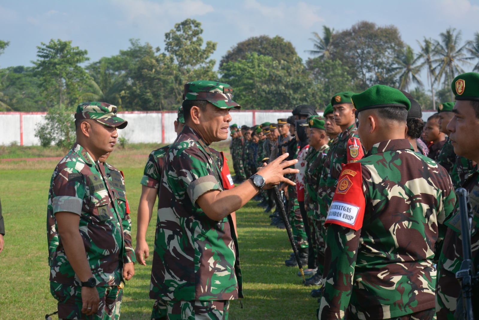 instruksi.co.id,Lampung – Menjelang Kunjungan Kerja Presiden RI, Ir. H. Joko Widodo beserta rombongan ke wilayah Provinsi Lampung, Komandan Korem 043/Gatam Brigjen TNI Rikas Hidayatullah, S.E., M.M., memimpin Apel Gabungan Gelar Pasukan yang dilaksanakan di Stadion Jati Kalianda Kabupaten Lampung Selatan. Rabu (10/07/2024). Selaku Dansatgas Pam Wilayah Danrem 043/Gatam Brigjen TNI Rikas Hidayatullah, S.E., M.M., mengatakan apel gelar pasukan ini merupakan sarana untuk melakukan pengecekan kesiapan tugas pengamanan baik perorangan maupun satuan serta alat perlengkapan yang digunakan sehingga dalam pelaksanaan tugas pengamanan dapat berjalan dengan aman dan lancar. “Dalam pelaksanaan kunjungan kerja Presiden RI Ir. H. Joko Widodo beserta rombongan di wilayah Provinsi Lampung, harus dan patut kita persiapkan semaksimal mungkin, agar bisa berjalan dengan lancar, mari bersama-sama kita laksanakan tugas ini dengan semangat dan penuh tanggung jawab.“ “Ciptakan situasi yang aman dalam pelaksanaan pengamanan di berbagai titik penempatan personil pengamanan, segera melaporkan hal-hal yang menonjol apabila ada kendala di sektor pengamanan yang kemungkinan ada kerawanan wilayah masing-masing,“ tegasnya. Tampak hadir mengikuti kegiatan tersebut Kasiops Kasrem 043/Gatam Kolonel Inf Gede Setiawan, Dandim 0410/KBL Kolonel Arh Tan Kurniawan, S.A.P., M.I.Pol., Dandim 0421/LS Letkol Inf Esnan Haryadi, Kapolres Lampung Selatan AKBP Yusriandi Yusrin dan Dandenpom II/3 Lampung Mayor Cpm Haru Prabowo, S.H., M.H.(Suhartono/rls)