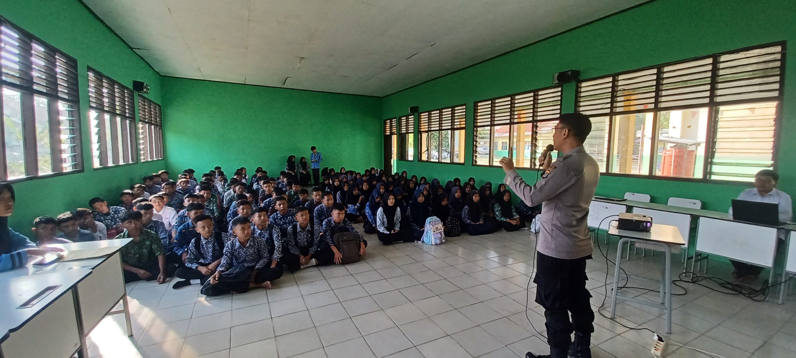 instruksi.co.id,Way KananPolsek Blambangan Umpu Polres Way Kanan Polda Lampung menjadi pemateri kepada sejumlah pelajar didik baru saat mengikuti MPLS di SMKN 1 Blambangan Umpu Kelurahan Blambangan Umpu Kecamatan Blambangan Umpu Kabupaten Way Kanan. Kamis (18/07/2024). Kapolres Way Kanan AKBP Pratomo Widodo melalui Kapolsek Blambangan Umpu AKP Catur Hendro Sutejo menjelaskan Kanit Binmas Polsek Blambangan Umpu sebagai pemateri dalam giat Masa Pengenalan Lingkungan Sekolah (MPLS) terhadap siswa baru kelas X tahun ajaran 2024 / 2025 di SMKN 1 Blambangan Umpu. Dalam kesempatan tersebut, AIPTU Angga Kurniawan memberikan penyuluhan Kamtibmas yang mendalam mengenai penggunaan gadget dan media sosial dengan bijak, diajak untuk memahami pentingnya berlalu lintas yang aman dan tertib, tidak melakukan Bullying di lingkungan sekolah. Selain itu, meminimalisir terjadinya kenakalan remaja dan tindakan kriminal berakibat fatal berujung pidana agar di kalangan pelajar tidak melakukan hal-hal yang merugikan diri kita sendiri yang akhirnya mengancam masa depan seperti judi online dan penyalahgunaan narkotika agar dihindari. Menurutnya, sebagai generasi penerus bangsa, para siswa siswi wajib mengisi aktivitasnya dengan hal-hal yang positif. Yaitu dengan belajar yang rajin, tertib hukum dan taati aturan sekolah serta lingkungan masyarakat," terangnya.(Rojali/rls)