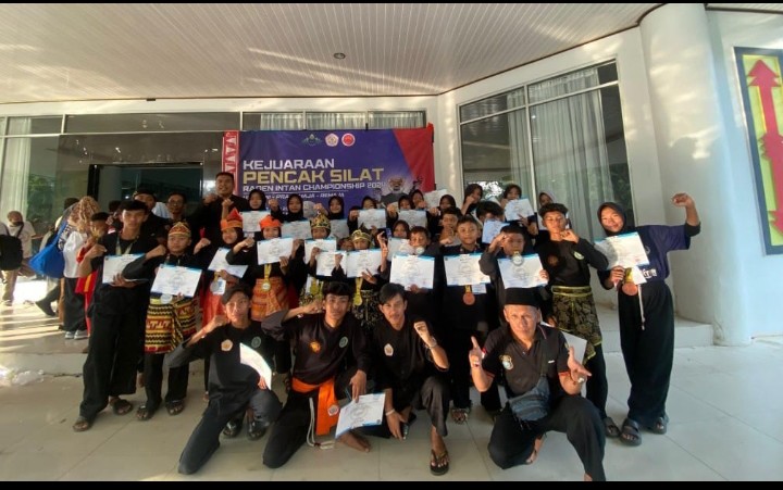 instruksi.co.id, Pesawaran - Perguruan Pencak Silat Indonesia (PPSI) Macan Putih Kabupaten Pesawaran kembali mendapatkan mendali kemenangan dalam perebutan piala Rektor UIN Lampung. Dalam kejuaraan perebutan piala Rektor UIN Lampung yang digelar sejak 24 hingga 25 Juli 2024, PPSI Macan Putih Kabupaten Pesawaran menerjunkan 27 atletnya dan berhasil meraup 8 medali mas, 10 mendali perak dan lima mendali perunggu. Ketua Harian PPSI Macan Putih Kabupaten Pesawaran Barza Alfarabi mengatakan, perolehan medali tersebut merupakan hasil kerja keras para atlet yang berlaga. "Mendali yang didapatkan berasal dari laga usia dini, pra remaja dan remaja, serta dari jenjang seni tunggal dan laga," kata dia, Jumat (26/7/2024). Dirinya berkomitmen untuk membesarkan nama PPSI Macan Putih Kabupaten Pesawaran dengan mencetak atlet-atlet berprestasi. "Kami berharap PPSI Macan Putih Pesawaran ini kedepannya bisa lebih sukses lagi dan mampu mencetak atlit-atlit yang profesional," ujarnya . "Selain itu bisa mengharumkan nama Kabupaten Pesawaran yang kita cintai bersama, dan kami mohon juga untuk dukungan dari semua pihak khususnya dari pemerintah baik dari pemerintah tingkat desa sampai ke kabupaten," pungkasnya. (Ansori/rls)