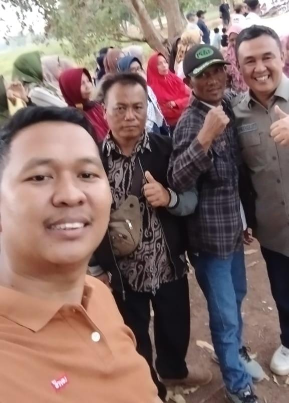 instruksi.co.id, Lampung Utara - Riuh suara Kelompok Wanita Tani (KWT) terdengar begitu Keras menyambut kedatangan Rahmad Mirzani Djausal (RMD) calon Gubernur Lampung pilihan Prabowo.Tepatnya di desa Wonomarto Senin 29 Juli 2024, tak kurang dari 200 orang yang tergabung dalam Forum KWT (Kelompok Wanita Tani) Lampung Utara, hadir memenuhi pertemuan tersebut dalam rangka memberikan dukungan penuh kepada RMD calon Gubernur Lampung dari Partai Gerindra.

Yati Wawan selaku ketua Kelompok Wanita Tani Lampung Utara membenarkan dukungan tersebut, " ya kehadiran kami disini untuk memberikan dukungan penuh kepada pak RMD untuk menjadi Gubernur Lampung.  Dengan harapan bila kelak beliau jadi Gubernur maka pupuk akan mudah di dapat, hasil pertanian akan mudah di distribusikan karena akses yang mudah, dan harapannya harga jual petani akan baik, sehingga KWT dan petani umumnya dapat lebih sejahtera" ungkapnya.

Senada dengan Yati Wawan, RMD pun akan mengusahakan demikian jika kelak terpilih menjadi Gubernur, dan selain itu beliau menyampaikan pencalonan nya atas dasar Perintah Prabowo agar segala program dapat tersalurkan dengan baik, termasuk urusan pertanian.

Untuk Diketahui, selain KWT berbagai relawan ikut hadir dalam acara tersebut, di antaranya Barisan Pejuang Mirza yang di hadiri oleh Aga Gumantara, S.E selaku ketua Barisan Pejuang Mirza Provinsi Lampung, Herman Rojali Ketua Barisan Pejuang Mirza Kabupaten Waykanan, Mikdar Ilyas bacabup Lampung Utara, Romli Bacawabup dari partai Gerindra, serta kader dan Anggota DPRD Lampung Utara Fraksi partai Gerindra. Tepat menjelang Maghrib, deklarasi dukungan KWT Lampung Utara usai dengan tertib serta acara berjalan dengan lancar dan aman.(Rojali*)