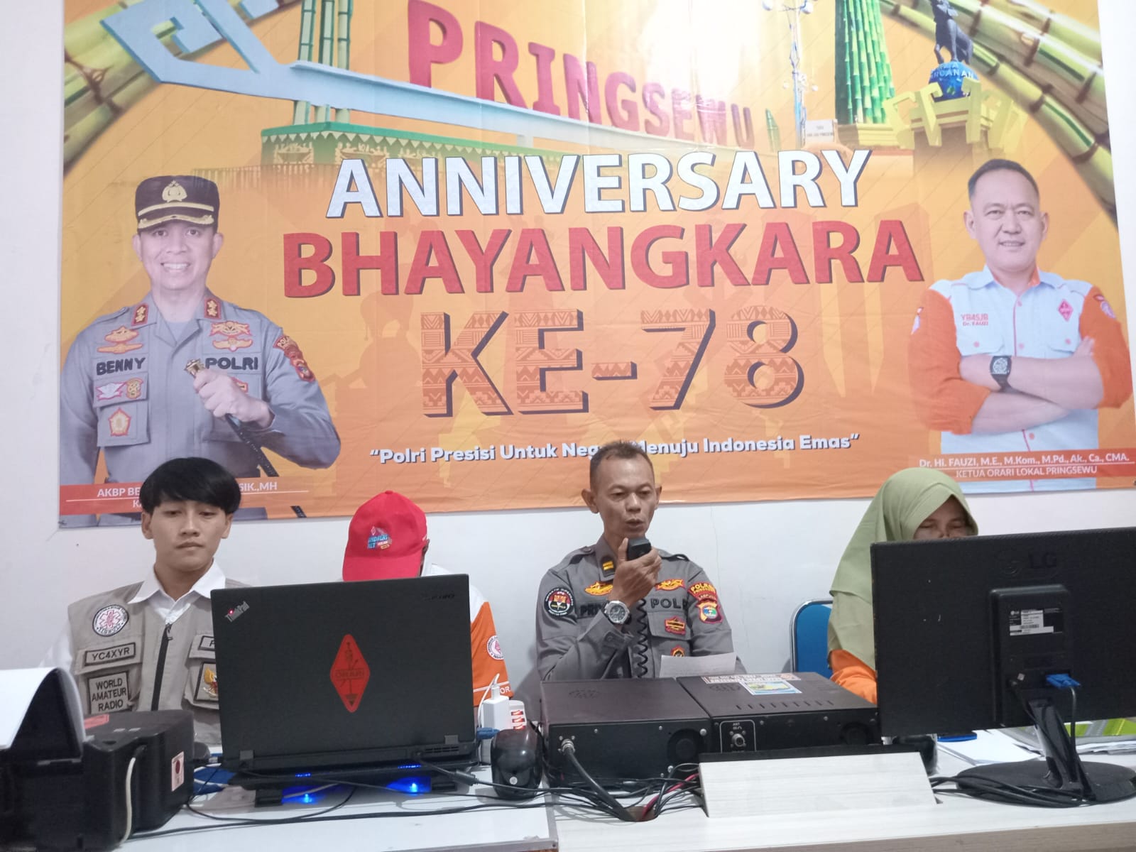 instruksi.co.id, Pringsewu - Memperingati HUT ke-78 Kepolisian Negara Republik Indonesia atau Hari Bhayangkara, Organisasi Amatir Radio Indonesia (ORARI) Lokal Pringsewu menggelar Special Event Station (SES) dengan tanda panggilan khusus 8H78HUTB. Mewakili Kapolres Pringsewu, Kasi Humas Polres Pringsewu Iptu Priyono saat membuka kegiatan di Sekretariat ORARI Lokal Pringsewu, Senin (1/7/2024), berharap momentum HUT ke-78 Polri atau Hari Bhayangkara, dapat meningkatkan sinergitas antara Polres Pringsewu dengan ORARI Lokal Pringsewu maupun masyarakat lainnya. "Dan baik Polri maupun ORARI akan semakin solid dan sukses," ujarnya. Sementara itu, Ketua ORARI Lokal Pringsewu Fauzi (YB4SJB) mengatakan kegiatan SES Hari Bhayangkara ke-78 merupakan bentuk sinergitas antara ORARI dan Polres Pringsewu, dalam rangka mempererat hubungan silaturahmi. "Semoga di usianya ke-78, Polri semakin sukses, solid dan dicintai masyarakat. Polri Presisi Mendukung Percepatan Transformasi Ekonomi Inklusif dan Berkelanjutan Menuju Indonesia Emas," ucapnya. (Hikmah/An)