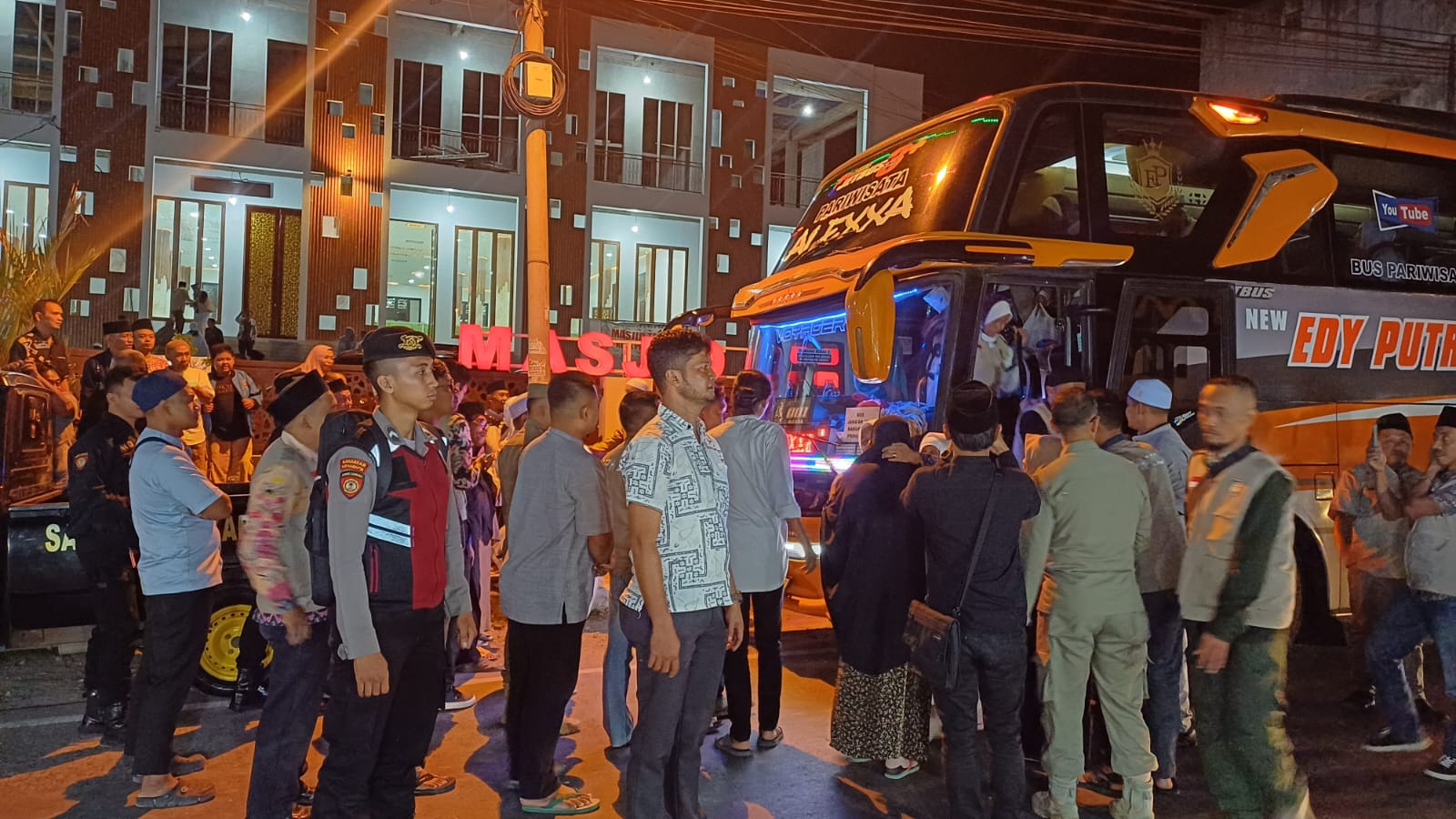 instruksi.co.id,Pringsewu - Polres Pringsewu kembali melakukan pengamanan kepulangan puluhan jemaah haji dari Kabupaten Pringsewu pada Senin malam (15/7/2024). Sebanyak 50 jemaah haji yang tergabung dalam gelombang dua kloter 49 tiba di Pringsewu sekitar pukul 22.30 WIB menggunakan satu unit bus. Kapolres Pringsewu, AKBP Benny Prasetya, melalui Kasi Humas Iptu Priyono, menjelaskan bahwa pengamanan berlangsung di tiga titik pemberhentian utama. Titik-titik tersebut meliputi Masjid Taqwa Pringsewu, KBIH Baitul Tanwil Pringsewu Selatan, dan KBIH Nurul Huda Pringsewu Selatan. Selain di tiga lokasi tersebut, polisi juga melakukan pengawalan terhadap rombongan jemaah haji sejak keberangkatan dari Asrama Haji Lampung. “Polres Pringsewu memastikan bahwa seluruh rangkaian pengamanan berjalan lancar dan kondusif, sehingga jemaah haji dapat kembali ke rumah mereka dengan aman dan nyaman,” ujar Iptu Priyono Kasi Humas juga menyampaikan bahwa pihaknya telah menyiapkan pengamanan untuk kepulangan rombongan haji gelombang ketiga kloter 54 yang berjumlah 20 orang dari Kabupaten Pringsewu. Rombongan ini direncanakan tiba di Pringsewu pada Selasa malam, 16 Juli 2024, sekitar pukul 22.30 WIB. “Polres Pringsewu mengapresiasi kerja sama semua pihak yang turut serta dalam proses pengamanan ini, serta berharap agar para jemaah haji dapat membawa berkah dan kebaikan bagi masyarakat Pringsewu.” tandasnya (Hikmah/hmspol)