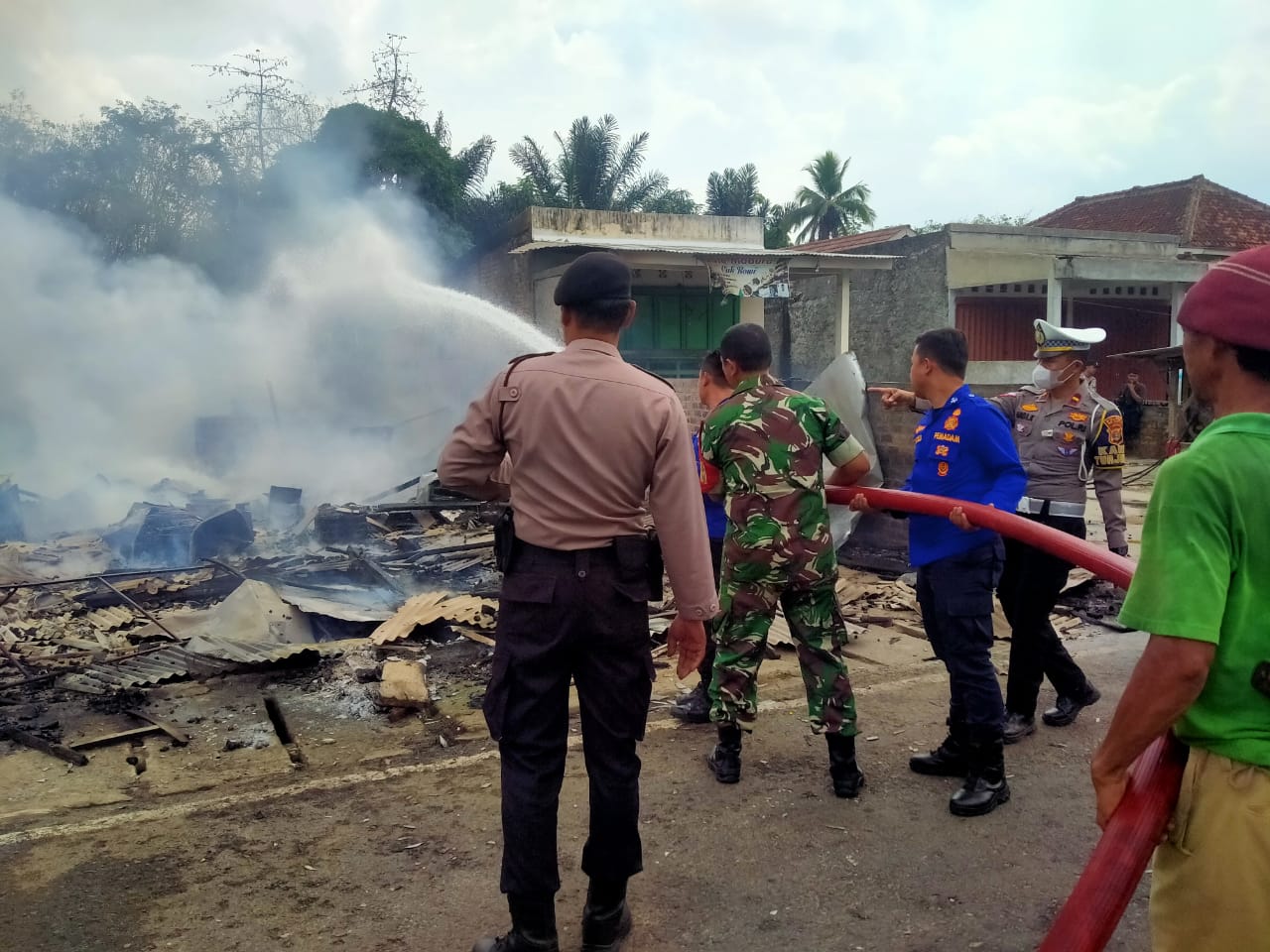 instruksi.co.id,Way Kanan - Kobaran si jago merah melahap satu rumah semi permanen atau lima kios warung, kejadian tersebut tepatnya di Depan Stasiun Pengisian Bahan Bakar Umum (SPBU) Simpang Empat, Negeri Baru, Kecamatan Umpu Semenguk Kabupaten Way Kanan, Jum'at (19/7/2024). Badan Penanggulangan Bencana Daerah (BPBD) Kabupaten Way Kanan bersama petugas Pemadam Kebakaran (Damkar) juga bersama TNI, Polri dan warga setempat mendatangi dan membantu memadamkan serta mendinginkan beberapa warung yang terbakar di Depan Stasiun Pengisian Bahan Bakar Umum (SPBU) Simpang Empat, Negeri Baru, Kecamatan Umpu Semenguk Kabupaten Way Kanan. Kepala BPBD Kabupaten Way Kanan melalui Kepala Seksi (Kasi) Kedaruratan Asep Alex Hendra menerangkan bahwa objek yang terbakar adalah 1 Rumah semi permanen atau 5 buah warung, dengan luas area terbakar adalah seluas 20X30 M. Kasi Alex mengatakan penyebab kebakaran yaitu diduga karena Kompor gas dari salah satu warung yang meledak. Lebih lanjut Alex menjelaskan waktu kejadian kebakaran yakni pukul 10.20 WIB, pada kejadian itu  dilaporkan tidak ada korban jiwa dalam peristiwa kebakaran tersebut. Dalam hal ini juga BPBD bersama Damkar Way Kanan telah mengerahkan Unit pemadam yaitu 1 unit mobil BPBD, 1 unit Damkar, Pusdalops.(Rojali*)