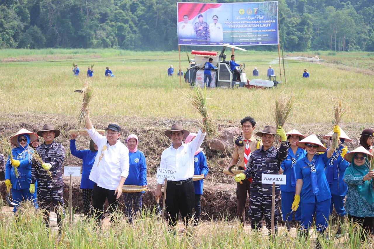 instruksi.co.id,TNI AL, Lampung - TNI AL mengadakan panen dan bakti sosial, bakti kesehatan di wilayah Lampung tahun 2024 yang dipimpin Menteri Pertanian (Mentan) RI Dr. Ir. H. Andi Amran Sulaiman, M.P., dihadiri Wakil Kepala Staf Angkatan Laut (Wakasal) Laksdya TNI Erwin S. Aldedharma, S.E., M.M., M.Sc. mewakili Kasal Laksamana TNI Dr. Muhammad Ali, S.E., M.M., M.Tr.Opsla., dan Wakil Ketua Umum Jalasenastri Ny. Ketty Erwin S. Aldedharma, bertempat di Mako Lanal Lampung Jl. Way Ratai, Desa Batu Menyan, Kecamatan Teluk Pandan, Pesawaran Lampung, Rabu (10/07/2024). Kasal dalam sambutannya yang dibacakan Wakasal mengatakan “Sebagai salah satu negara kepulauan terbesar di dunia, Indonesia dikaruniai dengan sumber daya alam dan potensi maritim yang luar biasa meliputi kekayaan hayati laut, sumber daya ikan dan rumput laut, serta lahan pertanian di sepanjang garis pantai yang luas. Dengan pengelolaan yang terencana dan berkelanjutan, kekayaan maritim tersebut dapat menghasilkan sumber daya pangan yang melimpah untuk mewujudkan ketahanan pangan bagi seluruh rakyat Indonesia. Sebagai prajurit Jalasena, TNI Angkatan Laut tidak hanya bertanggung jawab menjaga kedaulatan dan keutuhan wilayah maritim Indonesia melainkan juga mengembangkan daerah wilayah pertahanan laut yang meliputi aspek geografi, demografi, kondisi sosial maupun sumber daya nasional. Oleh karena itu, TNI Angkatan Laut terus mendukung program pemerintah dalam mewujudkan ketahanan pangan nasional melalui pengembangan potensi maritim yang kita miliki. TNI Angkatan Laut terus berkomitmen untuk meningkatkan sinergi dan kolaborasi dengan Kementerian Pertanian RI dalam meningkatkan komoditas yang dimiliki kearifan lokal di wilayah pesisir guna meningkatkan kesejahteraan masyarakat pesisir melalui peningkatan nilai ekonomi komoditas lokal maupun penciptaan lapangan kerja”. Mentan RI dalam sambutannya menjelaskan “Kegiatan panen raya ini merupakan wujud sinergitas Kementan RI dengan TNI Angkatan Laut guna menyukseskan program pemerintah dalam rangka menjamin ketersediaan pangan dengan mengaktifkan lahan tidur menjadi lahan produktif serta memberdayakan masyarakat sekitar sehingga dapat meningkatkan kesejahteraan masyarakat dan persediaan pangan. Kegiatan yang dilaksanakan oleh TNI Angkatan Laut hari ini sangat luar biasa dalam mendukung program pemerintah. Lahan ketahanan pangan TNI Angkatan Laut yang sudah kita lihat bersama dapat mengakselerasi dan memitigasi resiko kekurangan pangan. Apalagi dunia saat ini sedang mengalami krisis pangan dan krisis energi. Program akselerasi pangan yang dijalankan TNI Angkatan Laut merupakan salah satu langkah mitigasi resiko guna mengantisipasi kekurangan pangan yang dialami dunia saat ini akibat terjadinya iklim ekstrim. Pada bulan Januari-Februari 2024 terjadi shortage (defisit pangan) sehingga perlu kolaborasi semua pihak, salah satunya TNI Angkatan Laut yang luar biasa melangkah lebih jauh ke depan sebagai motor penggerak sehingga menjadi contoh di tengah-tengah masyarakat”. Dalam rangkaian kegiatan panen raya ini dilaksanakan panen padi dan jagung serta penanaman padi, peninjauan keramba jaring apung, budi daya lele, melon, hidroponik, penyuluhan kesehatan, pengobatan gratis, khitanan, donor darah dan pemberian Sembako. Di samping itu, untuk menyukseskan kolaborasi akselerasi peningkatan ketahanan pangan bersama TNI Angkatan Laut, Kementan RI memberikan bantuan berupa alat mesin pertanian, benih dan lainnya. Sedangkan Wakasal mewakili Kasal juga melaksanakan peresmian masjid Al-Hafizhan Mako Lanal Lampung. Sebagai Inisiator, Komandan Lanal Lampung, Kolonel Laut (P) Dwi Atmojo yang bersinergi dengan Komandan Brigif 4 Marinir/BS, Kolonel Marinir Supriadi Tarigan. Keduanya memaparkan upaya yang dilaksanakan selama ini dibidang ketahanan pangan. Dan berupaya menjadikan lahan mati menjadi lahan hidup yang pada akhirnya meningkatkan penyediaan pangan nasional dan meningkatkan kesejahteraan masyarakat sekitar.(Suhartono/rls)