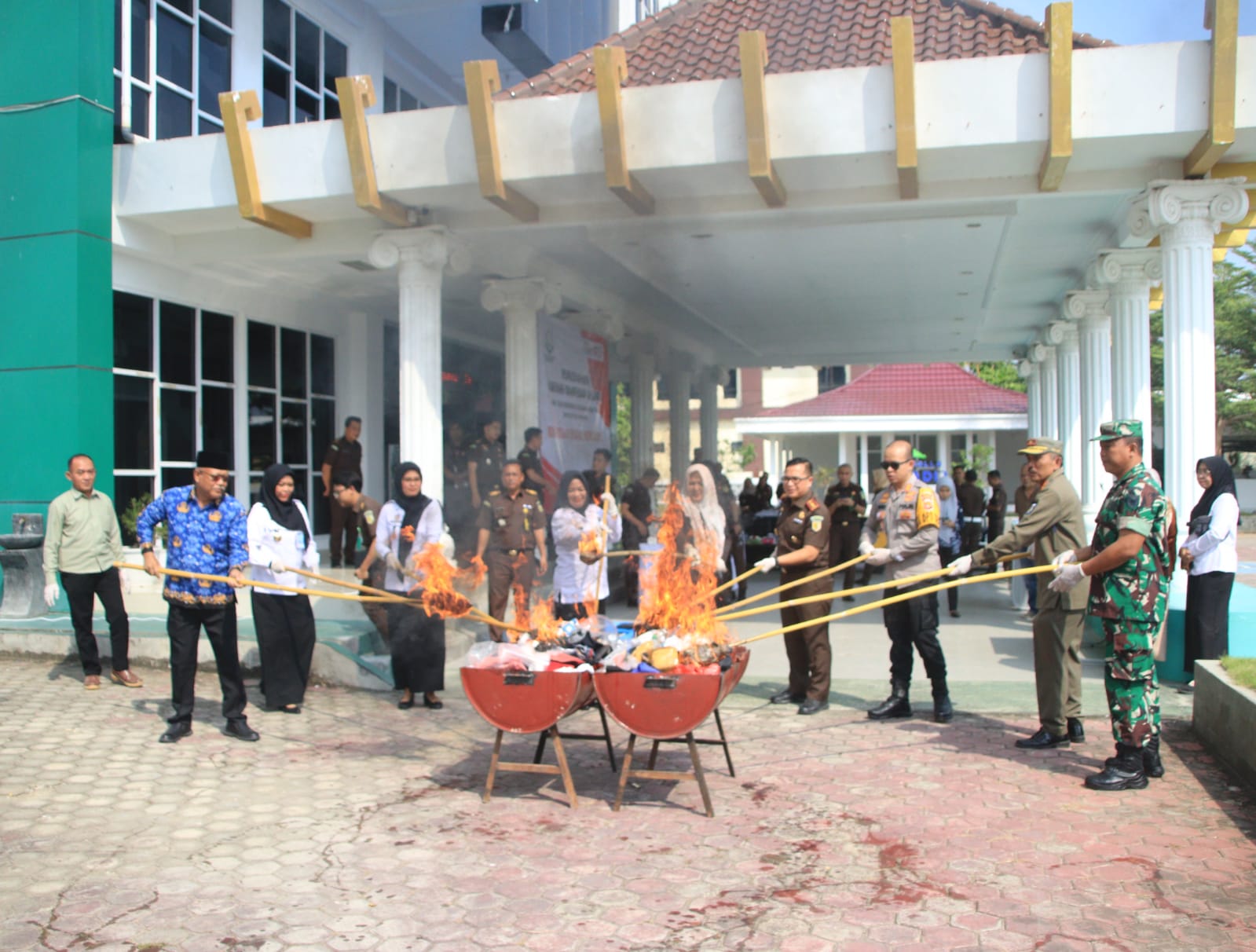 instruksi.co.id,Pringsewu- Kapolres Pringsewu turut hadir dalam acara pemusnahan barang bukti yang telah memiliki kekuatan hukum tetap (inkrah) di Kantor Kejaksaan Negeri Pringsewu pada Rabu, (17/7/2024). Acara ini dihadiri oleh berbagai pihak dari jajaran kepolisian, kejaksaan, serta instansi terkait lainnya. Pemusnahan barang bukti ini merupakan langkah nyata dalam penegakan hukum dan pemberantasan tindak kejahatan di wilayah Pringsewu. Barang bukti yang dimusnahkan meliputi berbagai jenis, termasuk narkotika, senjata tajam, dan barang-barang lainnya yang diperoleh dari berbagai kasus kriminal yang telah selesai proses hukumnya. Dalam kesempatan tersebut, Kapolres Pringsewu AKBP Benny Prasetya menyampaikan apresiasinya terhadap sinergi antara kepolisian dan kejaksaan dalam menjaga keamanan dan ketertiban di masyarakat. "Pemusnahan barang bukti ini bukan hanya sebagai bentuk penegakan hukum, tetapi juga sebagai upaya kita bersama untuk memberikan rasa aman dan nyaman bagi masyarakat Pringsewu," ujar Kapolres. Kepala Kejaksaan Negeri Pringsewu Raden Bagus Wisnu Wicaksono juga menyatakan bahwa pemusnahan barang bukti ini dilakukan sesuai dengan prosedur yang berlaku dan sebagai bentuk transparansi serta akuntabilitas dalam penanganan barang bukti kejahatan. "Kami berkomitmen untuk terus bekerja sama dengan aparat penegak hukum lainnya dalam memberantas segala bentuk kejahatan demi mewujudkan Pringsewu yang lebih aman dan damai," tambahnya. Acara pemusnahan barang bukti ini diharapkan dapat memberikan efek jera bagi para pelaku kejahatan dan menjadi simbol keberhasilan penegakan hukum di wilayah Pringsewu. Masyarakat pun diimbau untuk terus mendukung upaya-upaya penegakan hukum dengan memberikan informasi serta bekerja sama dengan pihak berwajib. Dengan adanya kegiatan ini, diharapkan wilayah Pringsewu dapat semakin kondusif dan terbebas dari berbagai tindak kriminalitas yang meresahkan. (hikmah/rls)