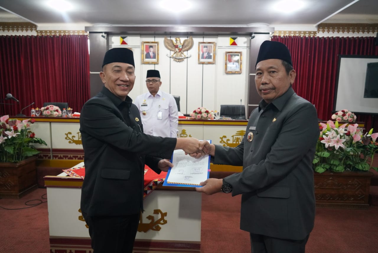 instruksi.co.id, Tanggamus - Penjabat Bupati Tanggamus Dr. Ir. Mulyadi Irsan, MT., Melantik dan Mengambil Sumpah/Janji Jabatan Tinggi Pratama di Lingkungan Pemerintah Kabupaten Tanggamus. Bertempat di Ruang Rapat Utama Sekretariat Daerah Tanggamus. Kamis (18/7/2024) Hadir juga Asisten dan Staf Ahli Bupati, Inspektur , para Kepala Organisasi Perangkat Daerah, Kepala Badan, Direktur Rumah Sakit, dan para Camat. Pelantikan tersebut berdasar Surat keputusan bupati nomor 800.1.3.3/749/43/2024 memperhatikan surat ketua komisi Aparatur sipir negara nomor B-1835/JP.00.01/05/2024 hal rekomendasi hasil evaluasi masa jabatan 5 tahun PPT Pratama Sekretaris Daerah kabupaten Tanggamus, kemudian Surat PJ. Gubernur Lampung nomor 800.1.3.3/2361/M/VI.04/2024 tanggal 17 Juli 2024 hal persetujuan pengangkatan dan pelantikan pimpinan tinggi Pratama dilingkungan pemerintah Kabupaten Tanggamus. Dengan ini memutuskan Nama Drs. Hamid Heriansyah Lubis,M. Si., dari jabatan sekertaris daerah kabupaten Tanggamus dengan ucapan terima kasih atas jasa jasanya selama memangku jabatan tersebut. Kemudian mengangkat pegawai negeri sipil yang namanya tersebut kedalam jabatan Staf Ahli Bidang Ekonomi Keuangan dan Pembangunan Kabupaten Tanggamus. Selanjutnya , memerintahkan kepada nama Ir. Suaidi, M.M., jabatan Asisten Pemerintahan dan Kesejahteraan Rakyat pada sekretariat Daerah Kabupaten Tanggamus juga ditunjuk sebagai Pelaksana Harian (Plh) Sekretaris Daerah Kabupaten Tanggamus. PJ. Bupati Mulyadi Irsan, dalam sambutannya menyampaikan Pada hari ini kita bersama-sama menyaksikan pelantikan dan pengambilan sumpah Jabatan Pimpinan Tinggi Pratama saudara Drs. Hamid Heriansyah Lubis ,M. Si., yang sebelumnya sebagai sekretaris Daerah kabupaten Tanggamus dan saat ini mutasi ke dalam jabatan staf ahli bidang ekonomi keuangan dan pembangunan kabupaten Tanggamus. Saya selaku pejabat Bupati Tanggamus mengucapkan terima kasih yang sebesar-besarnya atas dedikasi dan jasa-jasanya selama memangku jabatan sekretaris Daerah kabupaten Tanggamus. Dan saya mengharapkan pada jabatan baru yang saudara emban agar terus mengembalikan kontribusi dan mencurahkan segala ilmu dan pengalamannya dalam membangun kabupaten Tanggamus. Kepada saudara Ir. Suaidi, M.M., yang ditunjuk selaku pelaksana harian sekretaris Daerah untuk dapat meneruskan apa yang telah menjadi program pejabat lama dalam membangun kabupaten Tanggamus. Mutasi hari ini adalah tindak lanjut dari hasil evaluasi masa jabatan 5 (Lima) tahun PPT Pratama yang telah dilaksanakan beberapa waktu yang lalu dalam pelaksanaannya mengacu pada ketentuan peraturan pemerintah Nomor 17 tahun 2020 peraturan pemerintah nomor 11 tahun 2017 tentang manajemen PNS. Semoga apa yang menjadi tugas kedepan bisa berjalan dengan sebaik baiknya karena tidak ada keberhasilan tanpa kebersamaan. Kita harapkan kedepan agar kita bersama sama mengintrospeksi diri untuk kebaikan kita semua. Demikian para asisten kepala dinas kepala badan kita bersama memberikan masukan agar kabupaten Tanggamus ini lebih maju kedepan. Dan yang harus kita lihat Tanggamus dengan banyaknya Hoax yang bisa merusak Tanggamus kita ingin lebih positif lagi untuk membangun Tanggamus. PJ bupati berharap disisa waktu 6 bulan Kedepan segala program bisa berjalan dengan baik sebagaimana mestinya dan untuk kadis kesehatan dan para camat untuk segera merespon data yang ada di masyarakat agar segera melakukan folio agar balita kita tetap sehat, ujarnya". (Teddi)