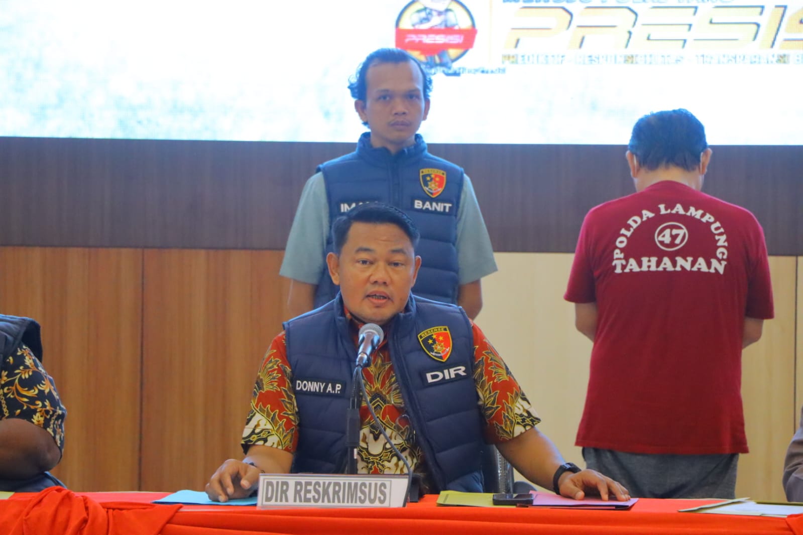 instruksi.co.id,Pesawaran Lampung - Subdit I Indagsi Ditreskrimus Polda Lampung berhasil ungkap kasus penjualan diduga oli palsu dengan menggunakan merek milik PT. ASTRA Honda Motor (AHM MPX). Bertempat di gedung GSG Presisi Polda Lampung Dir reskrimsus Kombes Pol Dony Arief yang di dampingi Kasubbid Penmas AKBP Rahmad Hidayat melaksanakan konfrensi pers, pada jum'at 5/7/24. Kombel Pol Dony mengatakan, bahwa perkara ini adalah perkara di bidang merk, dimana pelaku melakukan tindak kejahatannya memproduksi dan meperjual belikan oli milik PT Astra Honda Motor tanpa memiliki izin resmi. "Penangkapan terhadap peredaran oli palsu ini dengan pelaku HT (59) warga jakarta, berawal dari penyidik mendapat informasi tentang adanya 1 unit truck Colt diesel dengan No Pol Z9645 DA, bermuatan 300 dus oli yang di angkut dari Tanggerang Banten untuk diedarkan di Wilayah Lampung" Ujarnya Dari keterangan supir dan kernet mobil truck bahwa mereka sedang menunggu info dari HT selaku pemilik barang untuk melakukan pengiriman. "Setelah itu penyidik melakukan pengembangan di wilayah Tanggerang dimana lokasi produksi oli palsu tersebut dan didapati aktifitas 7 orang pekerja dengan menggunakan 2 unit kendaraan Grand Max sedang melakukan pembersihan lokasi dari sisa-sisa kemasan pembuatan dan pengemasan oli palsu" Ujar Dony Dari penggeledahan yang dilakukan adapun alat bukti yang berhasil diamankan yakni : - 1 unit truck colt diesel warna merah jambu no pol Z 9645 DA. - 150 dus oli merk AHM MPX-1 - 1 unit handphone android merk Redmi - 2 unit Daihatsu Grand max no pol Z 8444 EA dan D 8070 TQ - 1 bundel nota pembelian - 2 unit setrika - 2 unit alat cetak nomor seri botol - 1 unit saringan oli dan teko alat tuang ke botol - 2 unit tangki drum kapasitas 200 Liter - 5 lima karung tutup botol - 1 plastik segel tutup botol - 1 kotak stiker kemasan merk AHM - 1 unit mesin cetak kode produksi pada botol - 1 ember pewarna - 1 dus oli MPX I dan botol tranmision gear - 58 karung kemasan botol warna putih 800 ML - 1 satu karung kemasan botol warna putih 1 Liter - 28 ikat kardus merk AHM Oil MPX 2 dan 22 ikat kardus merk AHM Oil MPX I - 24 ikat kardus merk AHM transmision gear Oil. Atas perbuatannya pelaku melanggar pasal 100 ayat (1) UU RI nomor 20 tahun 2016 tentang merk dan indikasi geografis sebagaimana telah diubah dengan UU RI nomor 6 tahun 2023 tentang penetapan peraturan pemerintah pengganti UU nomor 2 tahun 2022 tentang cipta kerja menjadi Undang-undang, dengan pidana penjara paling lama 5 (lima) tahun penjara denda paling banyak Rp. 2.000.000.000,00 (dua miliar rupiah) (*Ansori/rls).