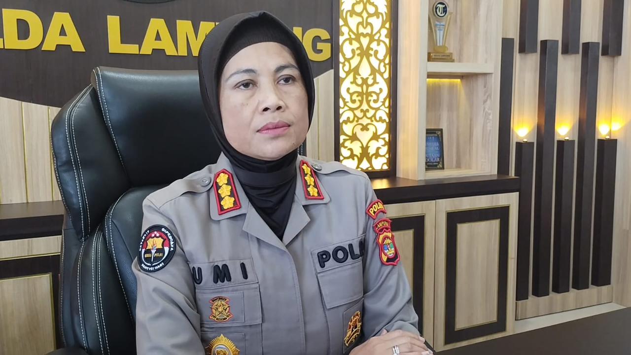 instruksi.co.id. Bandar Lampung - Ditreskrimum Polda Lampung kembali menetapkan dan menahan satu tersangka baru dalam kasus penembakan peluru nyasar tewaskan seorang warga melibatkan tersangka Anggota DPRD Lampung Tengah inisial MSM (42). Kabid Humas Polda Lampung, Kombes Pol Umi Fadilah Astutik mengungkapkan, satu tersangka baru ini inisal RH (25). Ia merupakan warga Desa Surabaya Ilir, Kecamatan Bandar Surabaya, Kabupaten Lampung Tengah. "Kembali, hari ini penyidik Ditreskrimum Polda Lampung menambah satu tersangka baru inisal RH. Total sudah ada 3 tersangka dalam perkara ini 3," ujarnya, Selasa (9/7/2024). Kata Umi, tersangka RH bersama tersangka lain S (50) sama-sama berperan menyembunyikan dua pucuk senjata api genggam dan amunisi milik tersangka utama MSM. "Barang bukti milik tersangka MSM ini disembunyikan RH dan S di rumah tersangka S di Desa Bumi Nabung Timur, Bumi Nabung, Lampung Tengah," ucapnya. Umi melanjutkan, tersangka RH dijerat Pasal 55 dan 56 KUHP juncto Pasal 1 ayat (1) Undang-Undang (UU) Darurat Nomor 12 Tahun 1951 atas keterlibatan menyembunyikan barang bukti kepemilikan senjata api milik tersangka MSM "Saat ini, ketiga tersangka sudah dilakukan penahanan dan menjalani pemeriksaan lebih lanjut di Polda Lampung," tandas mantan Kapolres Metro tersebut. (*Ansori/rls/hmspol)