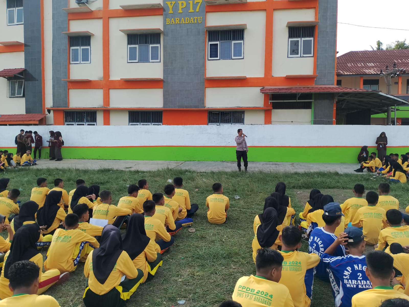 instruksi.co.id, Waykanan - Polsek Baradatu Polres Way Kanan Polda Lampung gelar Police goes to school saat MPLS di SMK YP 17 di Baradatu. Minggu (14/07/2024). Kapolres Way Kanan AKBP Pratomo Widodo melalui Kapolsek Baradatu AKP Herwin Afrianto menjelaskan kegiatan binluh tersebut dilaksanakan dalam rangka MPLS (Masa Pengenalan Lingkungan Sekolah) terhadap siswa baru. Dalam penyuluhan tersebut, PS Kanitbinmas Polsek Baradatu Aiptu Juarta bertindak sebagai narasumber dengan didampingi Bhabinkamtibmas Bripka Benny Kuncoro memberikan materi yang di sampaikan mengenai bijak dalam menggunakan media sosial kenakalan remaja dan tindakan kriminal serta etika berlalu lintas. Dihadapan para siswa, Aiptu Juarta juga menyampaikan, jangan pernah melakukan bullying atau perundungan terhadap siapapun dalam bentuk apapun,”ungkapnya. “Baik berupa ejekan apalagi bullying dalam bentuk kekerasan fisik yang bisa berakibat fatal berujung pidana.”tambahnya. Maka dari itu kedatangan kami pihak keamanan mengingatkan kepada seluruh warga sekolah dari guru, murid hingga staf untuk tidak melakukan tindakan bullying yang saat ini terjadi di beberapa sekolah.(Rojali/hmspol)