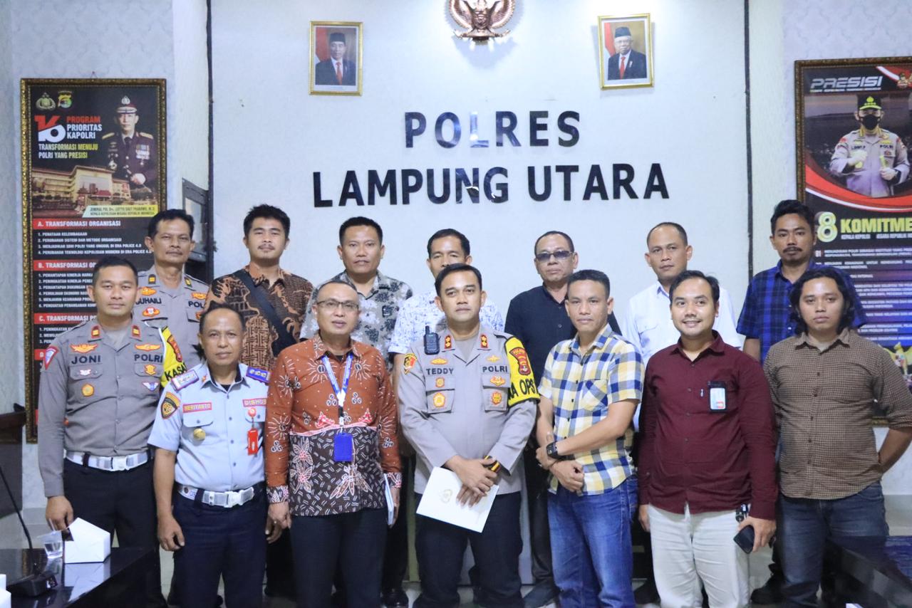 instruksi.co.id, Lampung Utara - Terkait permasalahan kendaraan angkutan batu bara yang melintas di wilayah Kabupaten Lampung Utara, Polres Lampung Utara gelar Forum Group Discusion (FGD) di Aula Rekonfu mapolres setempat. Kegiatan tersebut dihadiri oleh Kapolres Lampung Utara AKBP Teddy Rachesna, S.H., S.I.K., M. Si., Pejabat Utama Polres, Kadishub Lampung Utara, Staf BPJN, Perwakilan Garuda, Fisdatama dan PT. MJO. Kapolres AKBP Teddy menjelaskan, Polres Lampung Utara akan menindaklanjuti adanya laporan dan informasi maraknya pungli di wilayah Kabupaten Lampung Utara. Polres Lampung Utara telah melakukan penindakan dan penangkapan terhadap pelaku pungli namun pada saat akan dilakukan pemeriksaan lebih lanjut adanya kendala seperti korban/supir tidak melapor, pelapor mencabut laporan dan saksi tidak mau memberikan keterangan sehingga kurang nya pembuktian. "Kepada seluruh pihak untuk bekerja sama membantu dalam pembuktian apabila adanya suatu peristiwa pungli/tindak pidana," jelasnya. Lanjut Kapolres, kendaraan angkutan barang dan batu bara yang melintasi jembatan way sabuk sudah ditentukan tonase nya yaitu 28 ton. Mari bersama-sama menjaga situasi keamanan lokasi pembuatan jembatan serta mencegah opini-opini negatif di masyarakat. Polres Lampung Utara berprinsip menjaga situasi Kamtibmas di wilayah Kab. Lampung Utara. Kapolres meminta kepada pengusaha Apabila ada aktifitas pungli atau Tindak Pidana untuk segera melaporkan ke Polsek terdekat atau ke Polres Lampung Utara. Polres Lampung Utara telah memasang banner pengaduan dibeberapa tempat sehingga masyarakat dapat melaporkan apabila ada peristiwa praktek pungli dan peristiwa tindak pidana. "Polres Lampung Utara tidak ada kepentingan terhadap pengusaha dan pos pantau sehingga berkomitmen untuk menindak tegas pelaku pungli dan tindak pidana di wilayah Kabupaten Lampung Utara," tegas Kapolres. Jum'at (27/7). Sementara itu dari BPJN menyampaikan apabila ada tekanan atau intimidasi dari oknum terkait pemaksaan angkutan yang melebihi tonase 28 ton agar bisa melewati jembatan sementara way sabuk dan adanya praktek pungli untuk segera melapor ke Polres Lampung Utara.(Rojali/Hmspol)